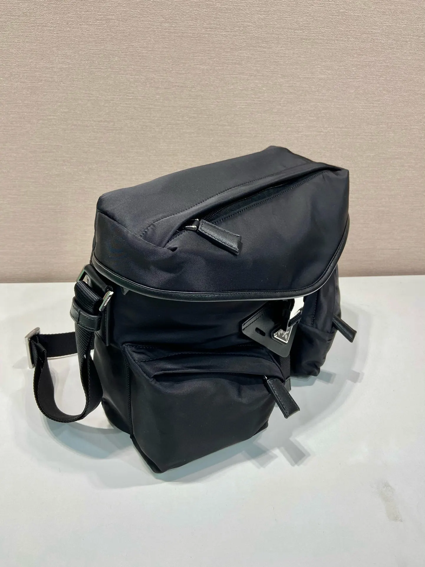 PRADA Re-Nylon尼龙 斜挎包 日常通勤款