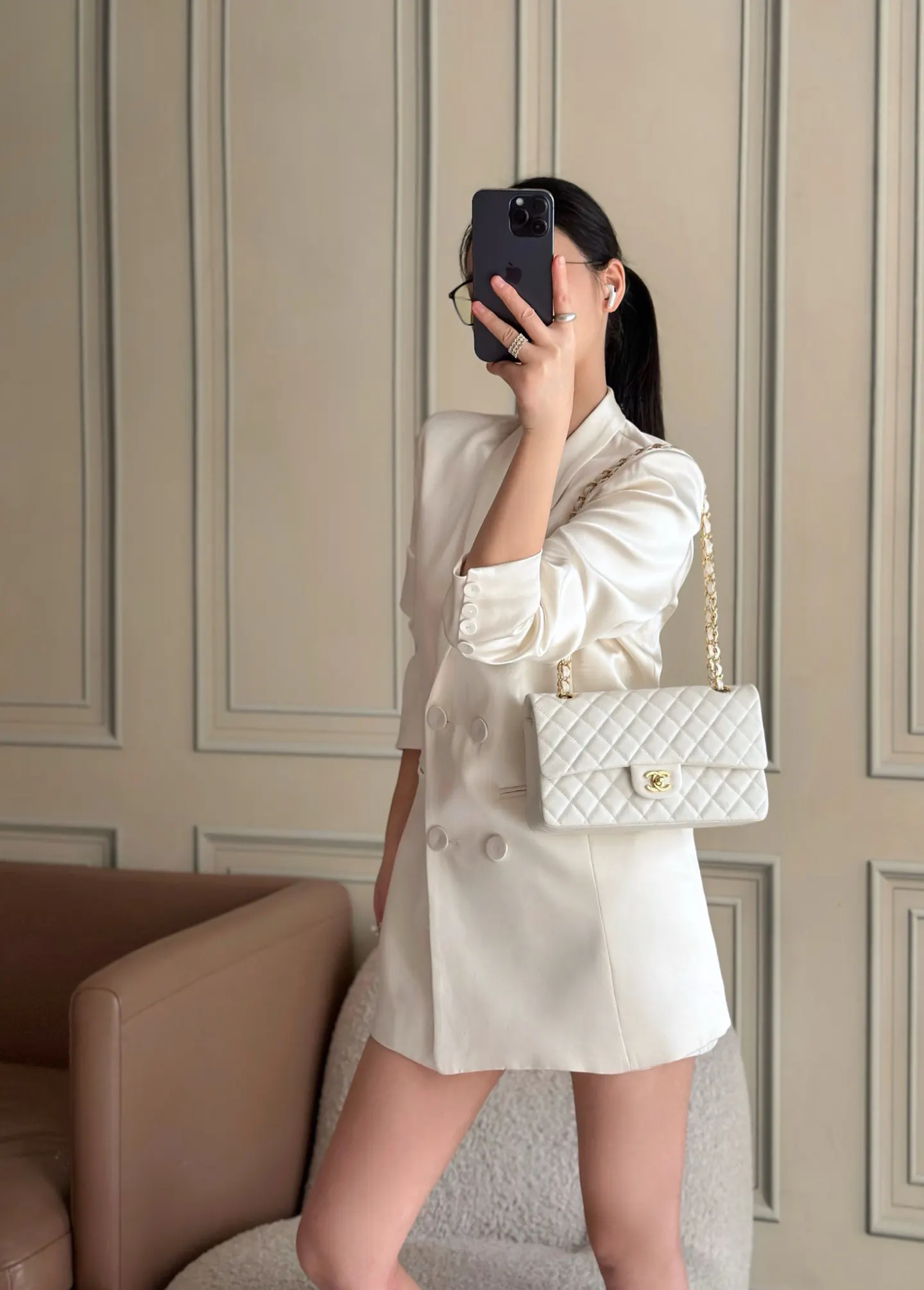 CHANEL 白色鱼子酱牛皮翻盖链条包 金扣款 经典款