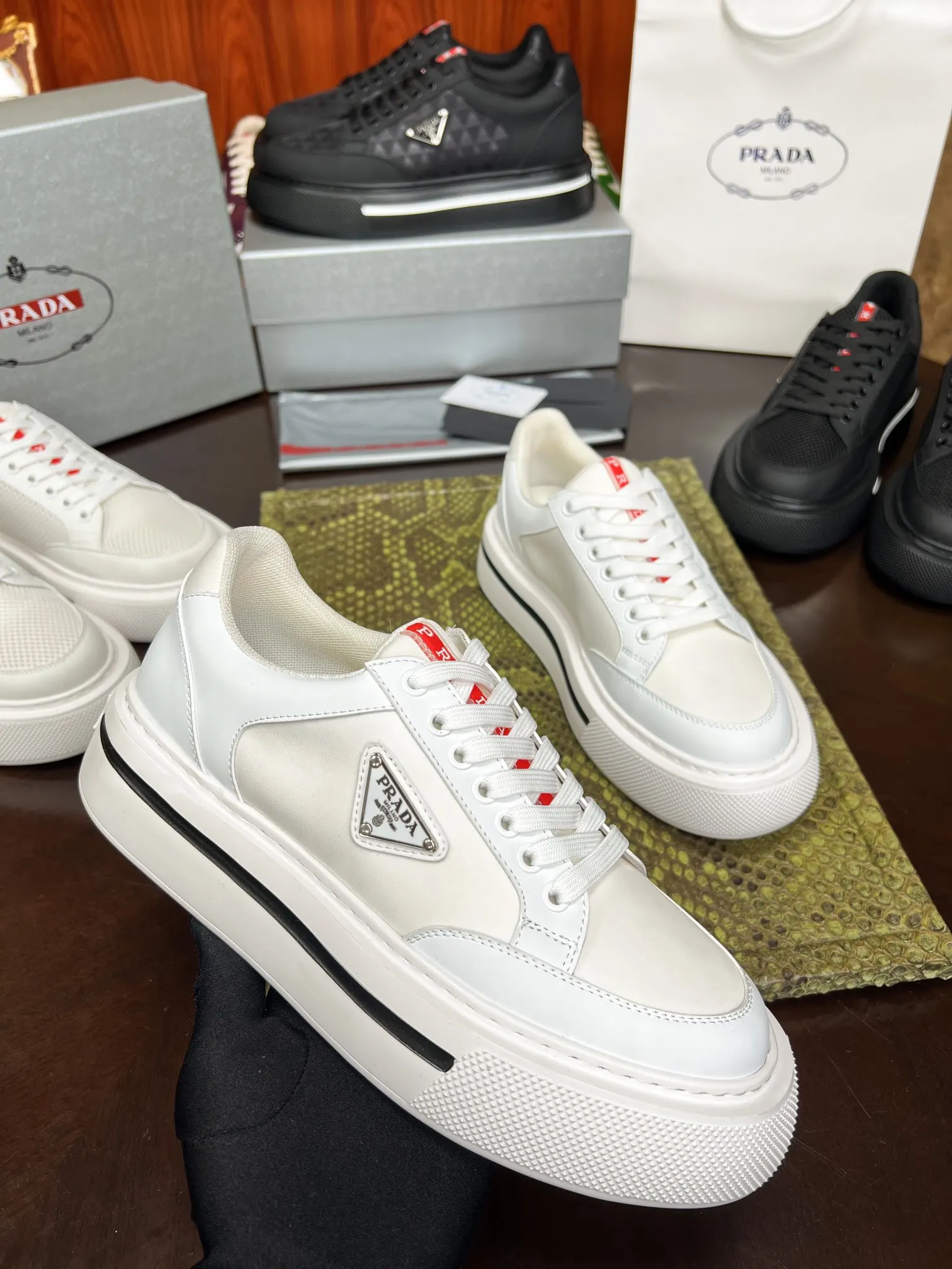 Prada 牛皮 休闲鞋 舒适