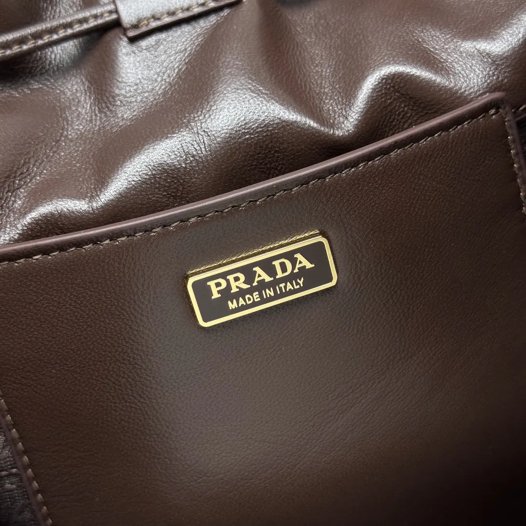 PRADA 羊皮 双肩背包 轻便实用款