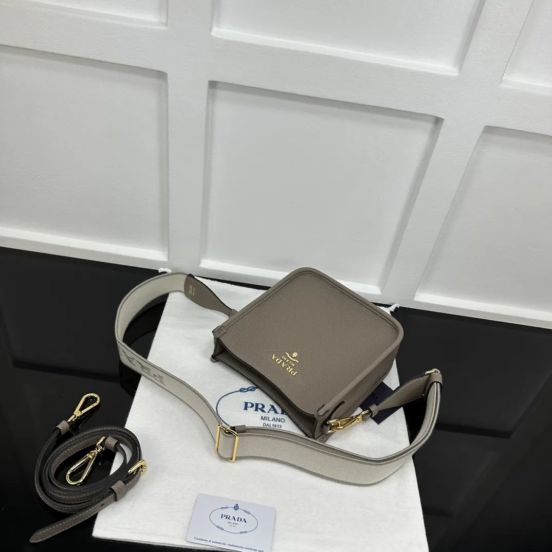 Prada 雙肩背包 輕便实用