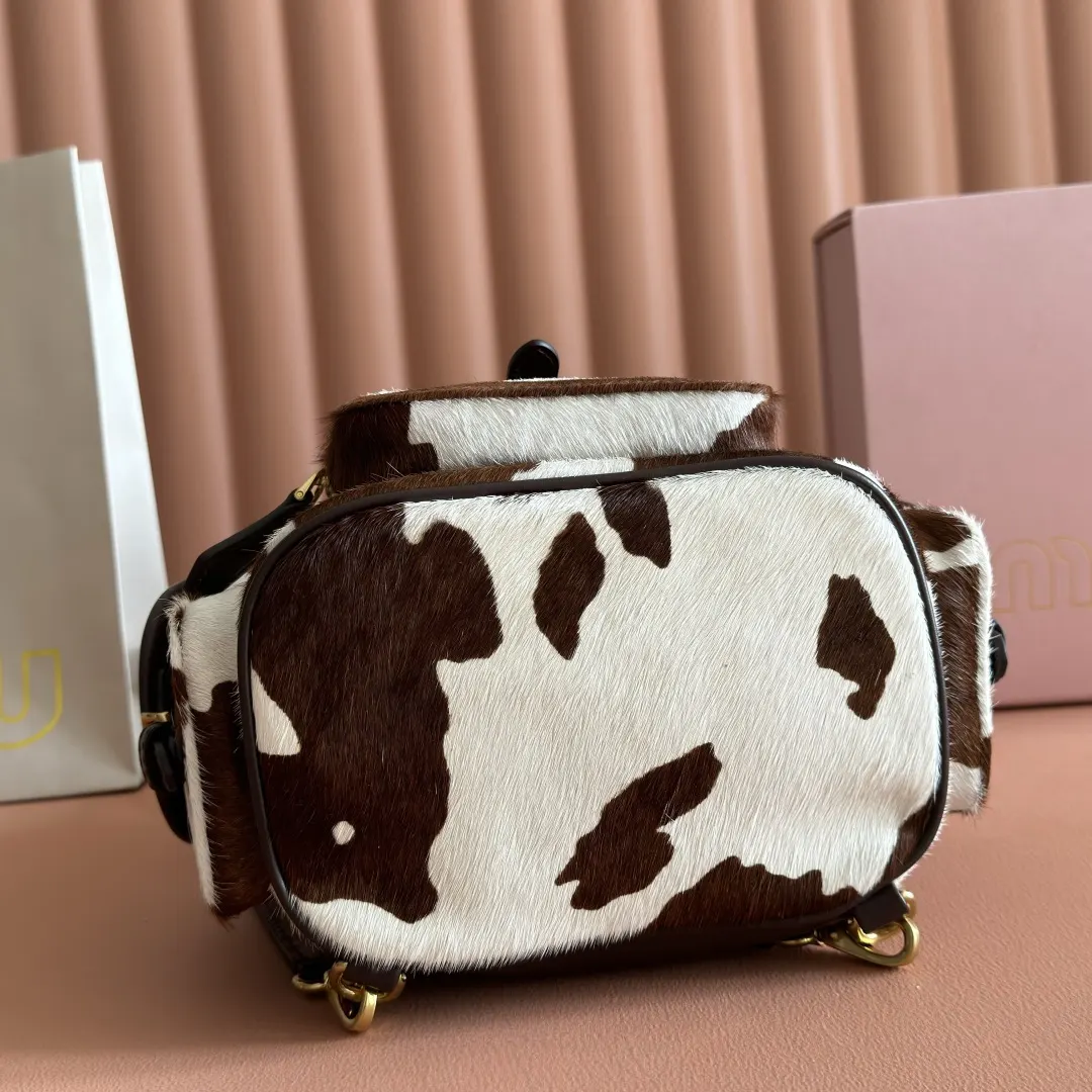 Miu 牛仔 棕白撞色的奶牛纹皮毛材质自带吸睛buff 搭 标志性 雙肩包 实用雙肩款