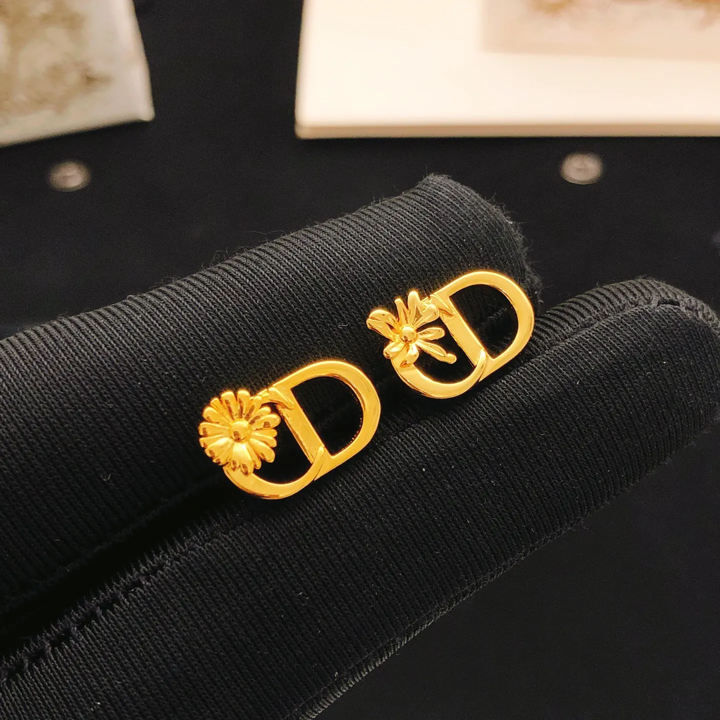 Dior 耳钉 小巧点缀 耳飾