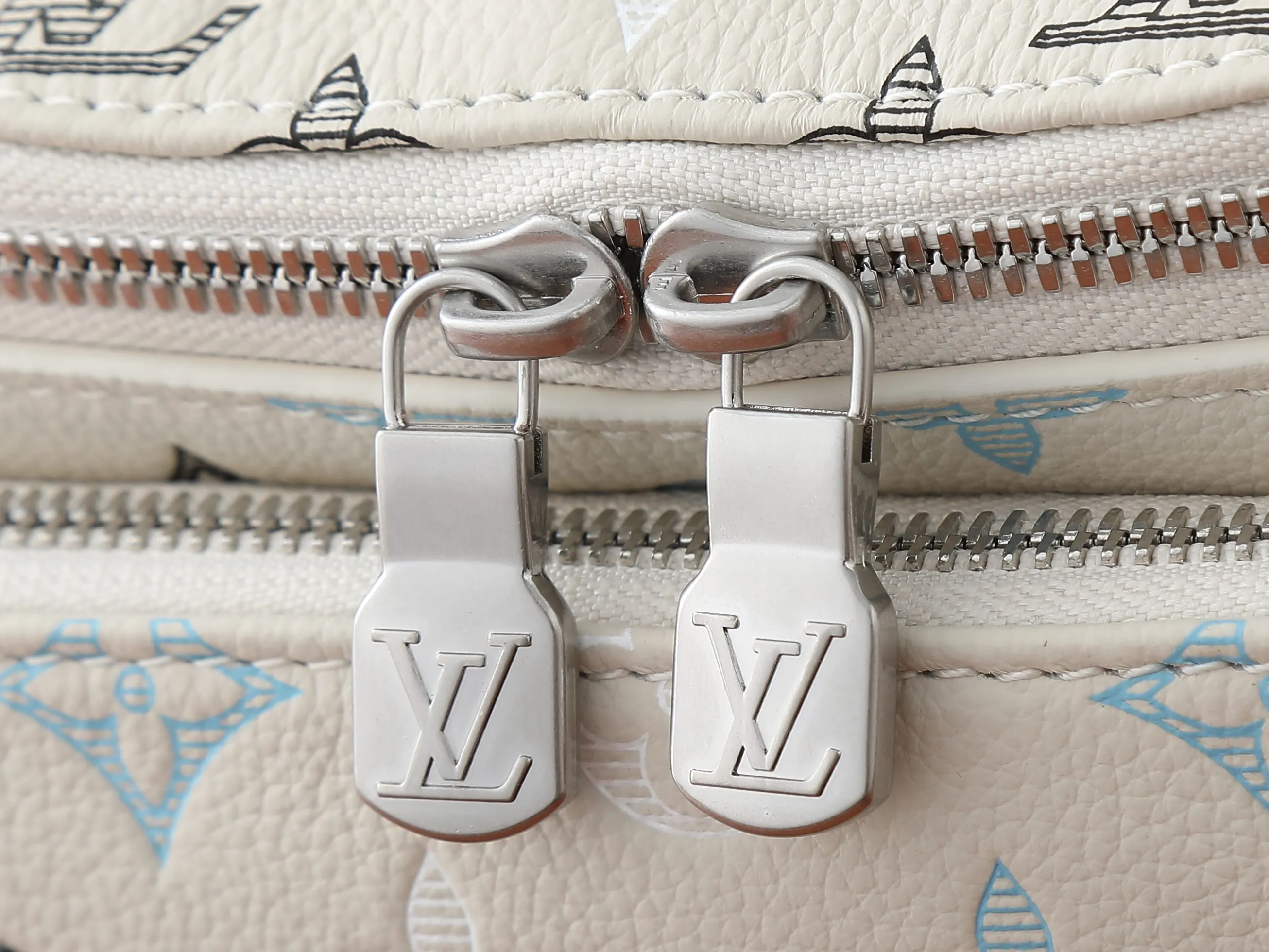 LV 牛皮 束带拥有细腻织纹和撞色标识 方便系在腰部 肩背或斜挎 腰包 休閒腰包款