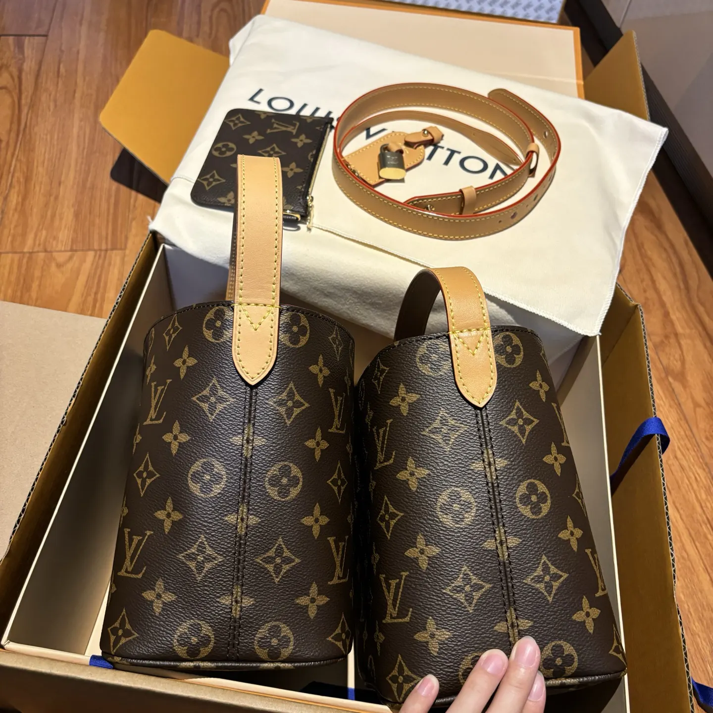 我们的渠道级货品 我 水桶包 休闲水桶款