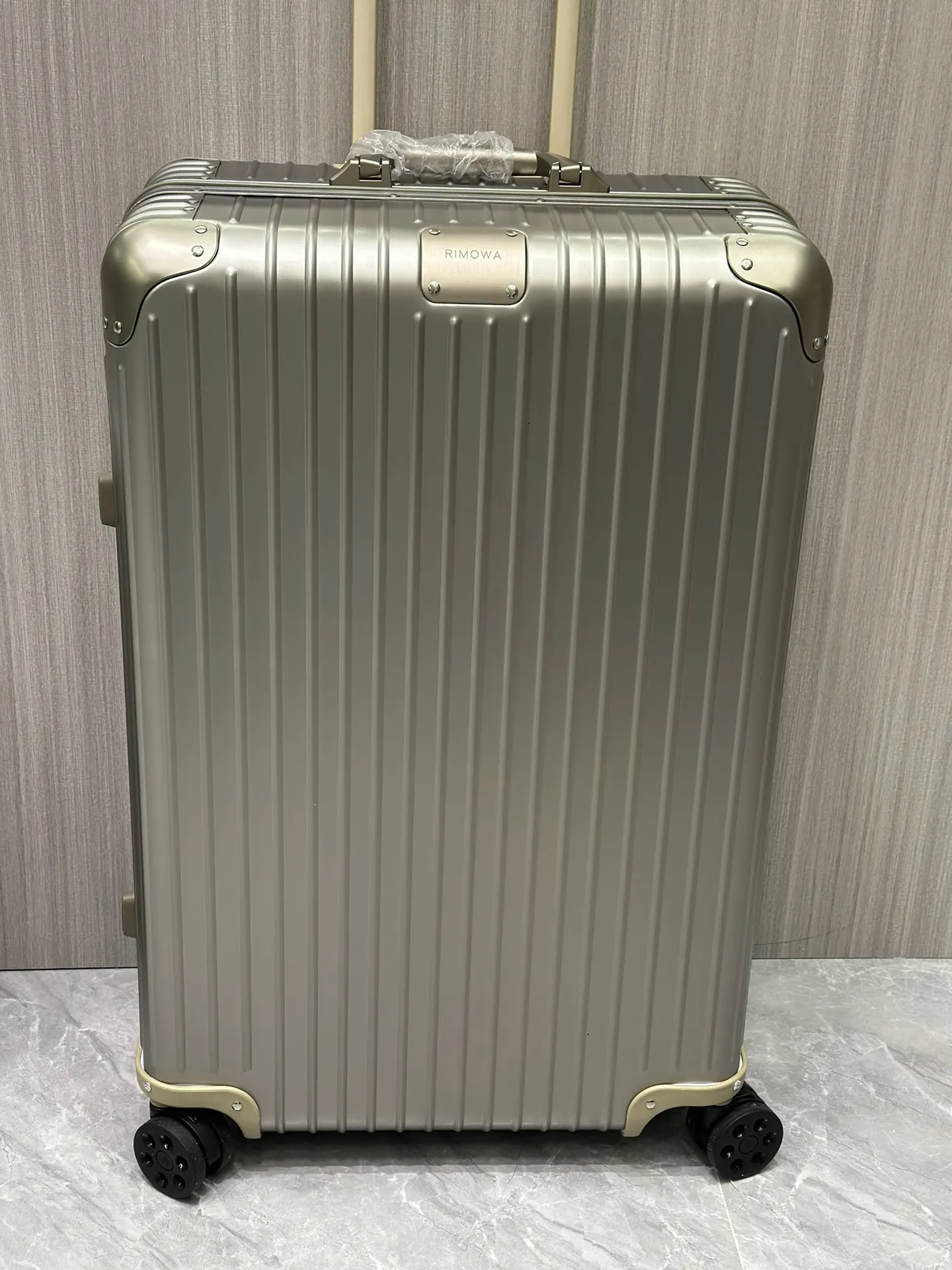 Rimowa Suitcase Travel Lightweight Classic Image 9 Rimowa Suitcase Travel Lightweight Classic Image 9