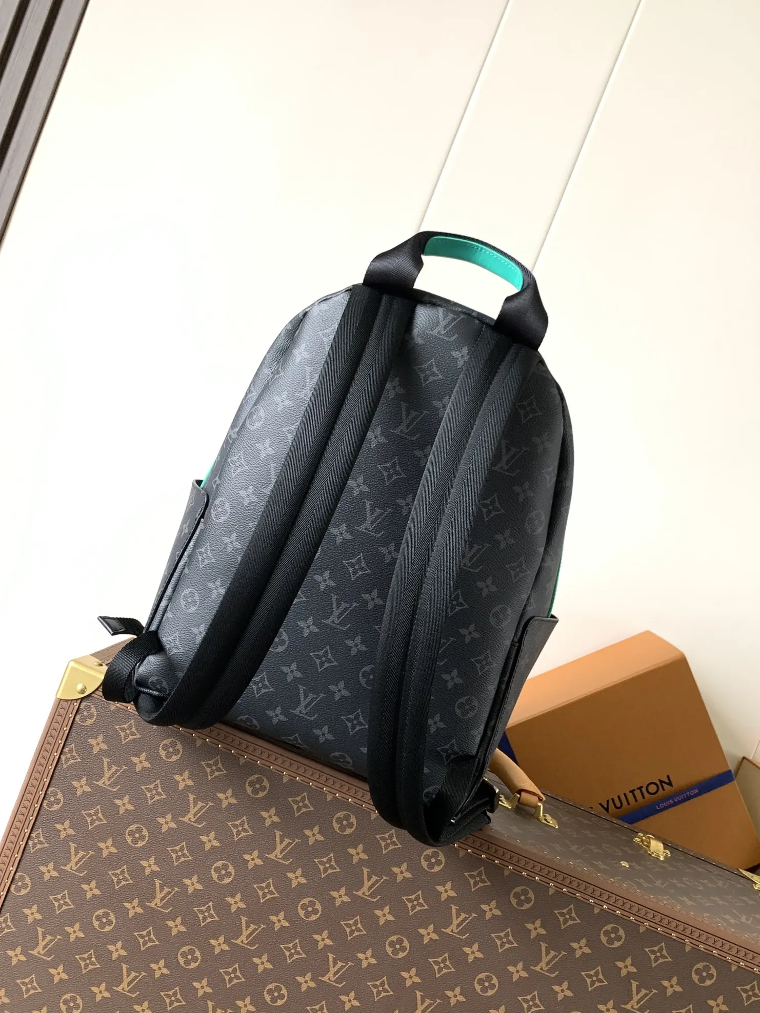 牛皮 外袋 拉链前袋和开口侧袋方便取放物品 内袋确保收納井 雙肩包 实用雙肩款