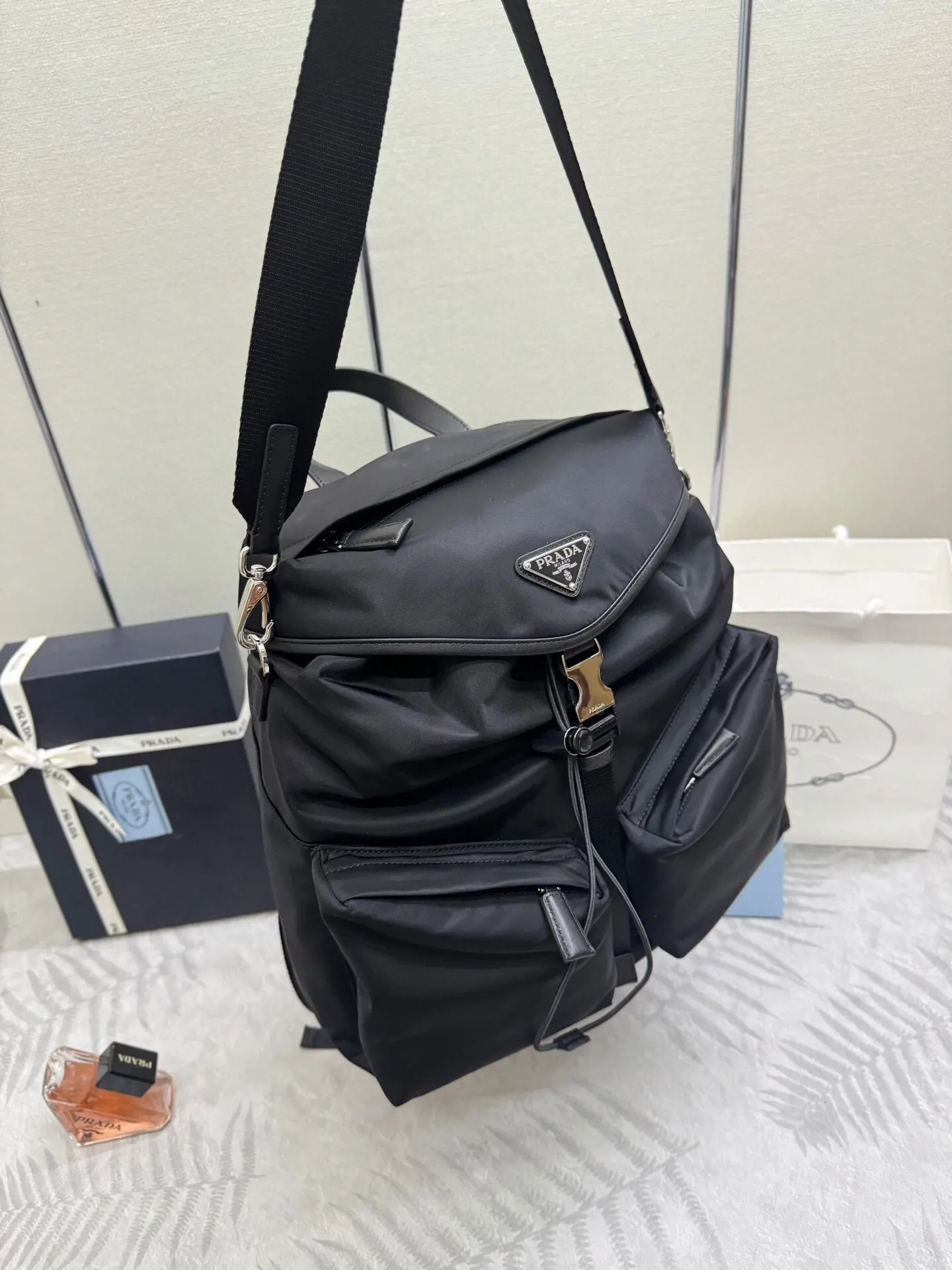 Prada 尼龙 牛皮 双肩背包 轻便实用