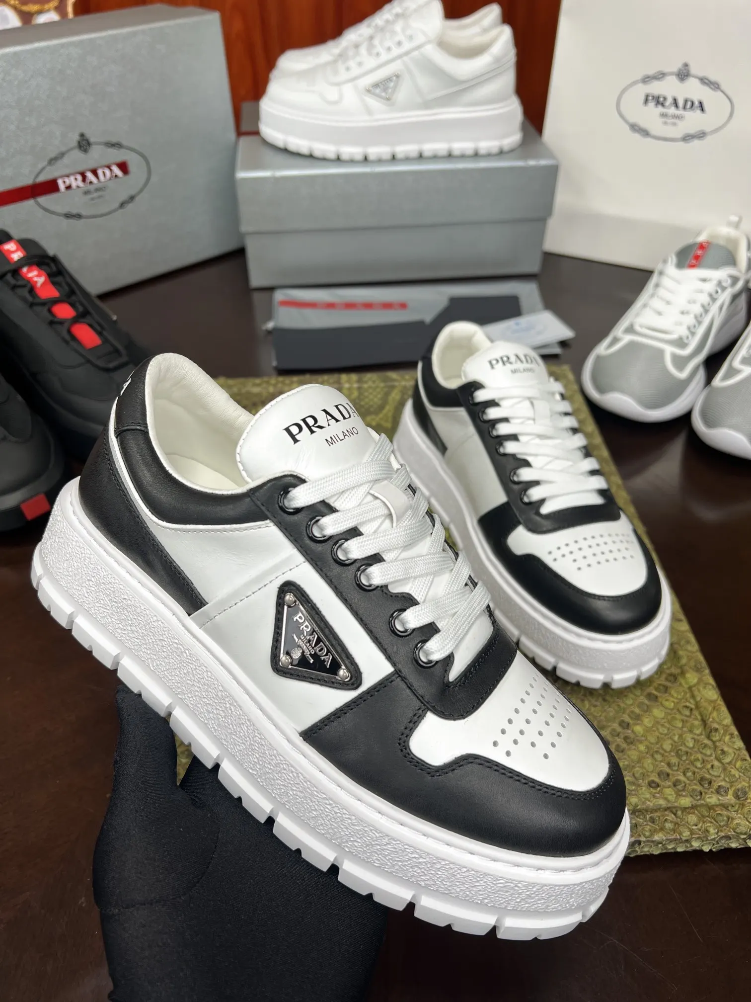 Prada 牛皮 休闲鞋 舒适