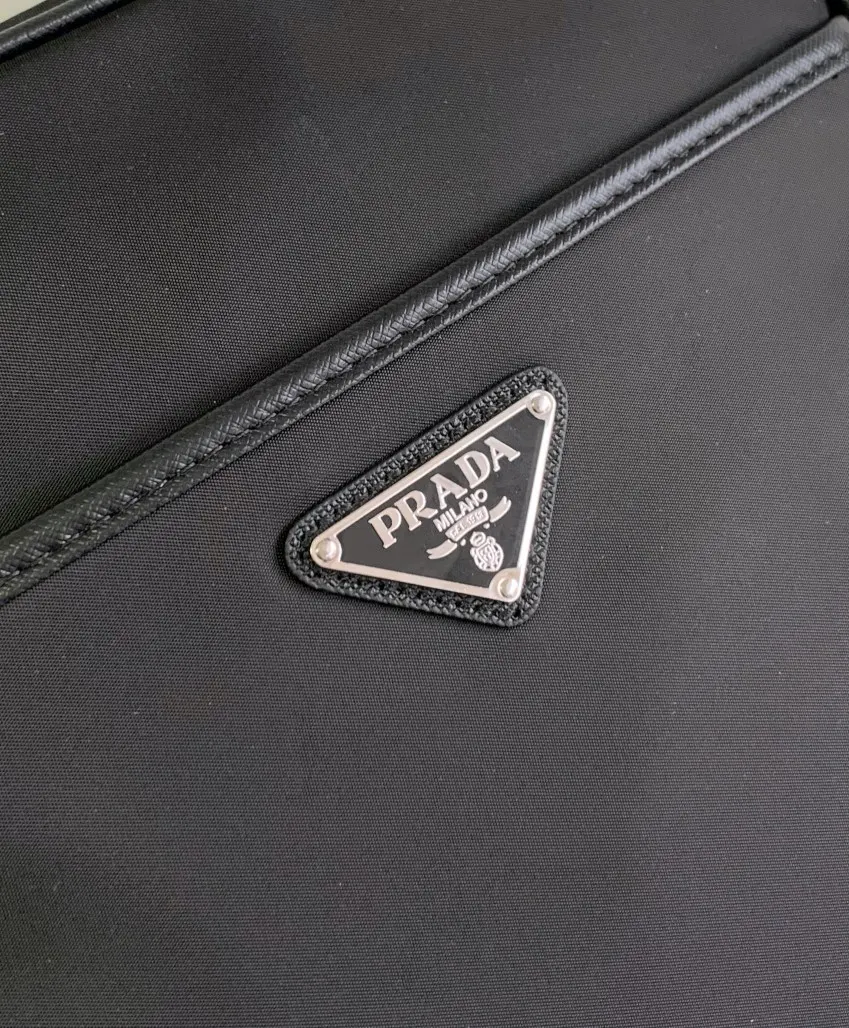 Prada 2VQ002 皮革 斜背包