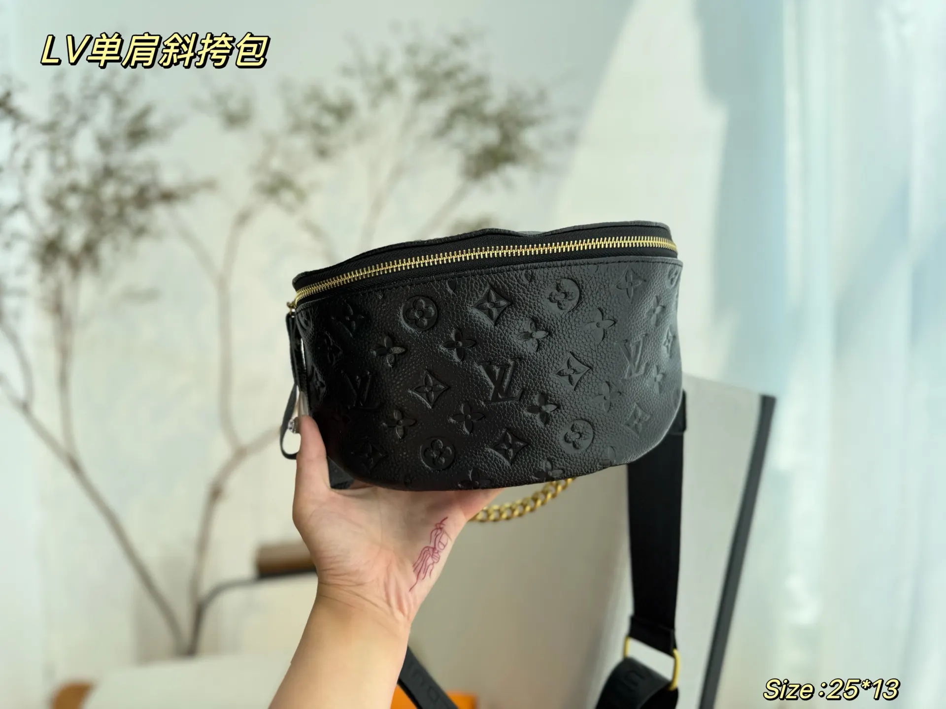 LV 黑色 装 Bu ag全皮压花黑色 最近 火的Bum 斜挎包 轻便斜挎款
