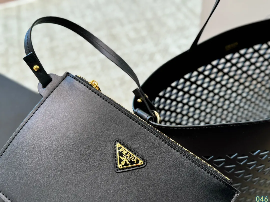 Prada 菱格镂空托特包 質感很高級 容量 大也很耐 大容量托特款