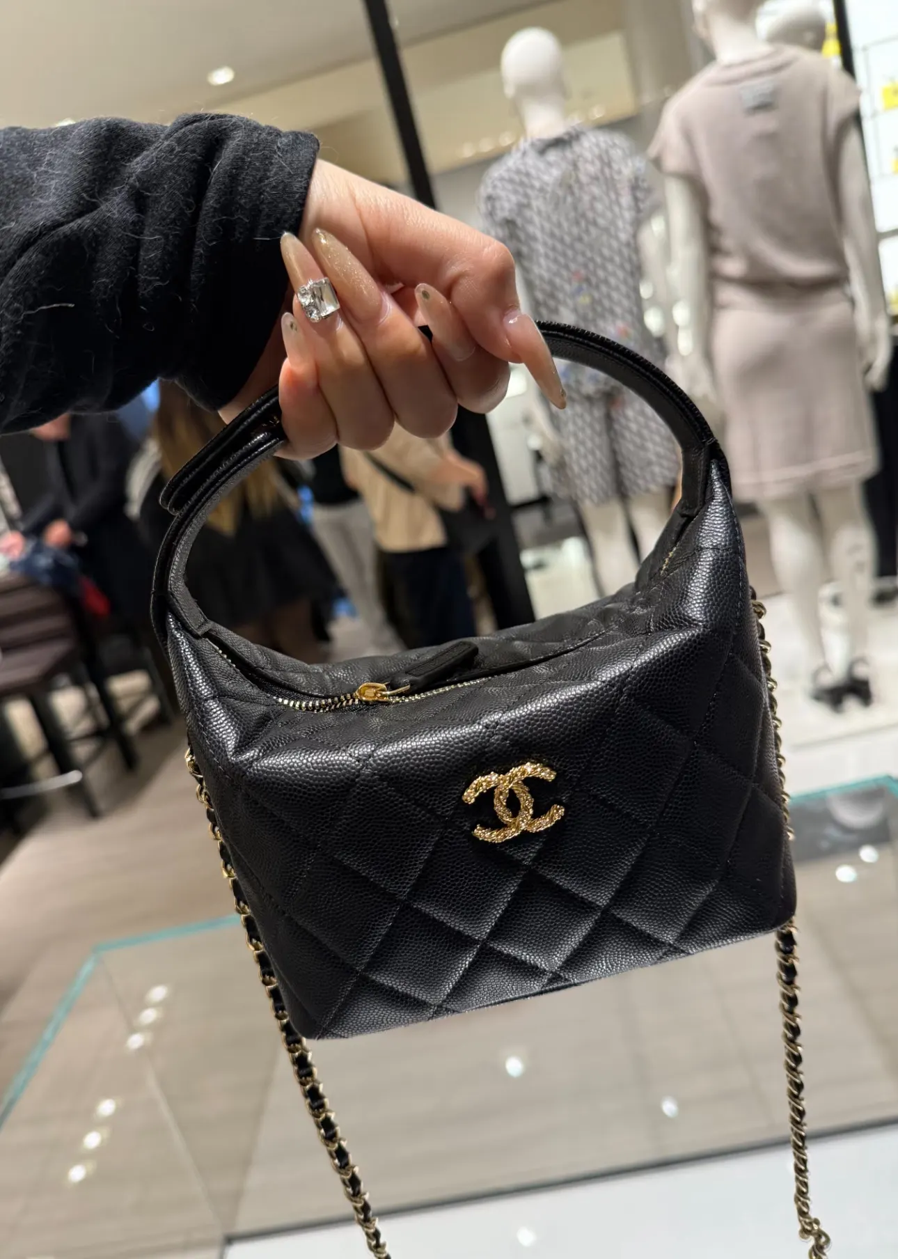 Chanel 黑色牛皮Hobo腋下包 金扣