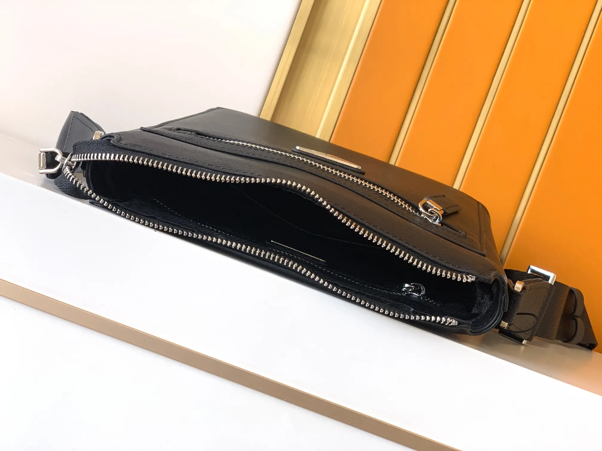 PRADA 黑色 Logo 斜挎包 日常通勤款