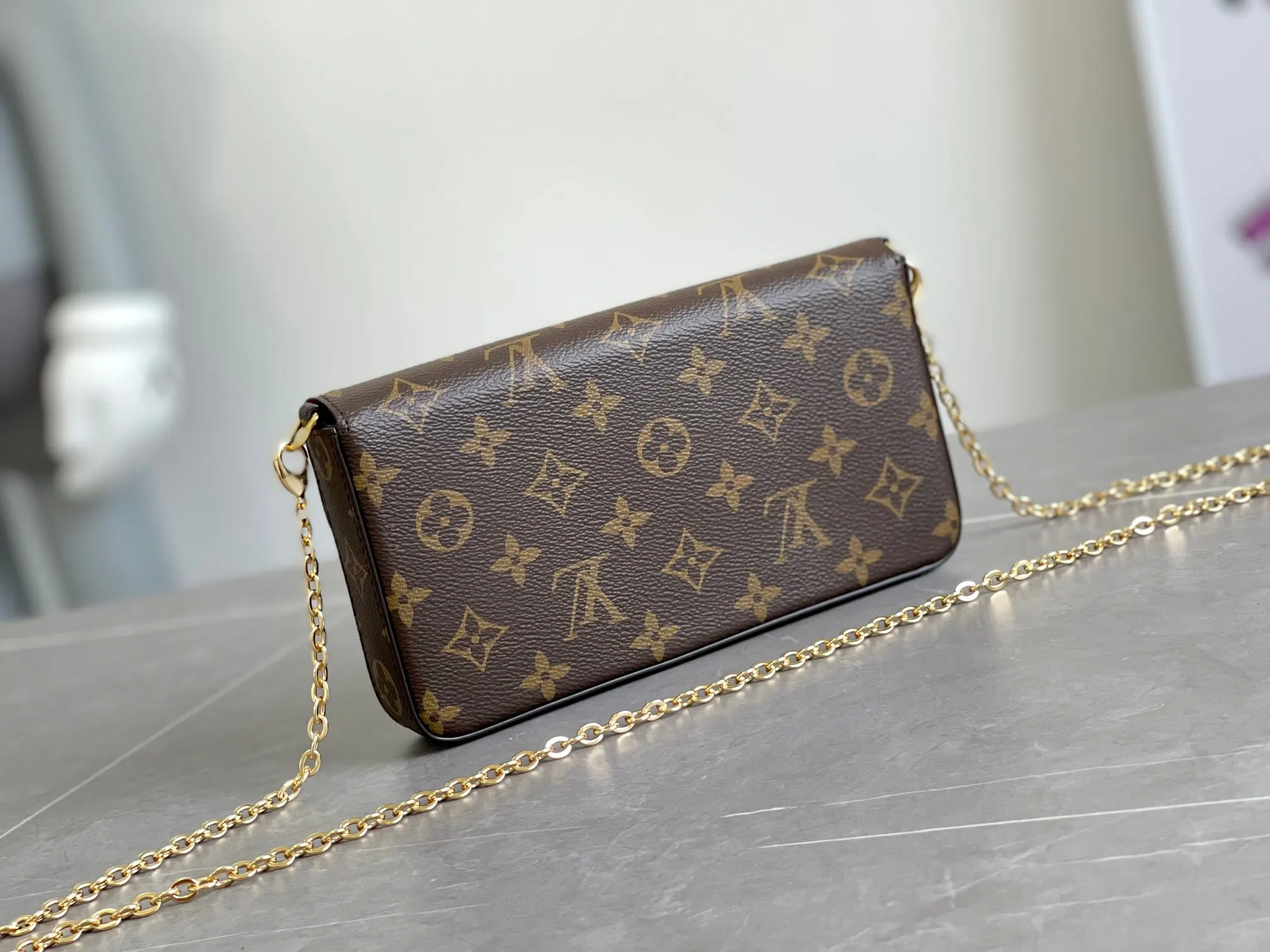 LV gold Monogram, chain bag, shoulder messenger model Image 3 LV gold Monogram, chain bag, shoulder messenger model Image 3