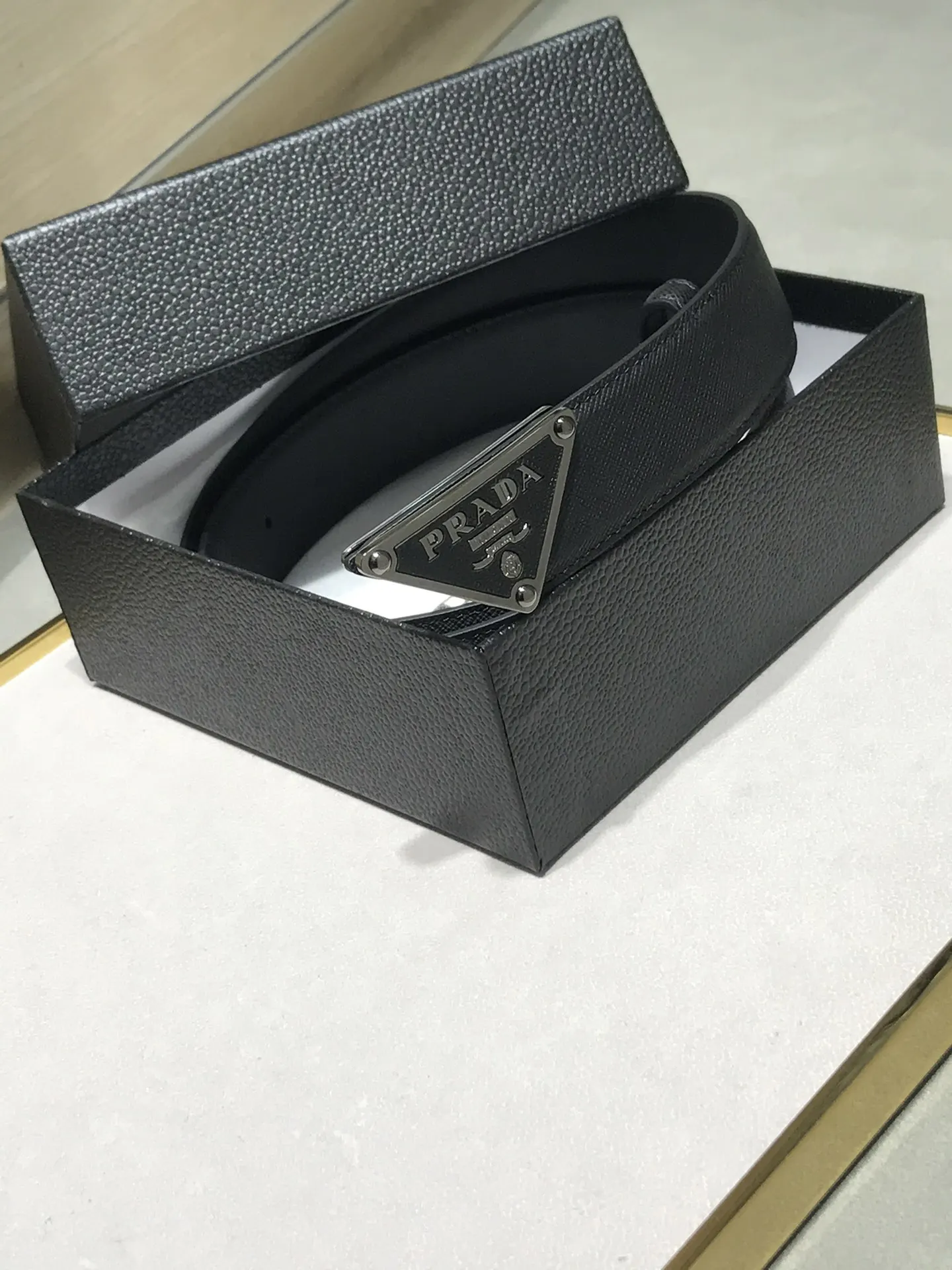 Prada 牛皮 三角标 腰带 通勤搭配