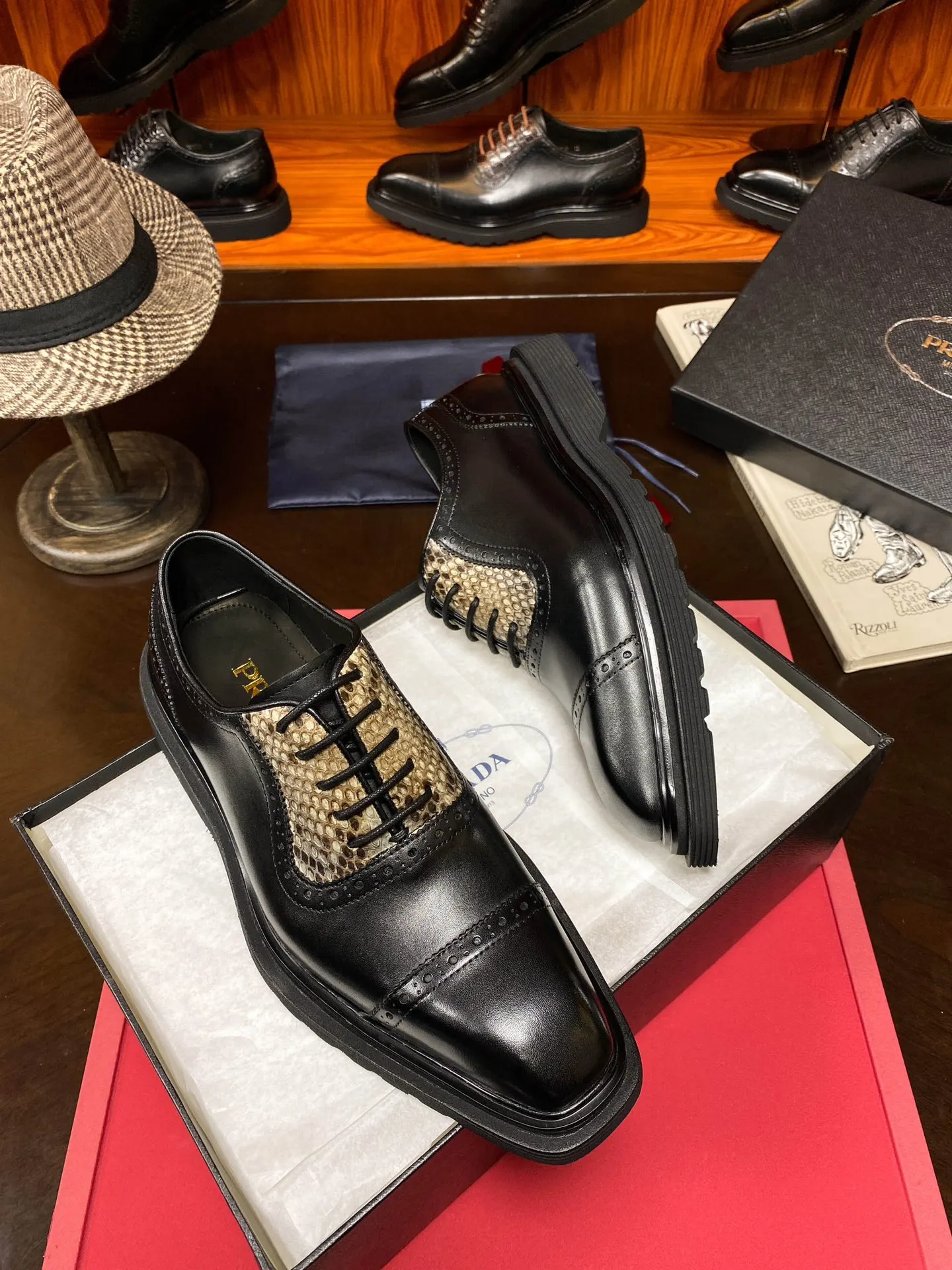 Prada 鳄鱼皮 牛皮 休闲鞋 舒適