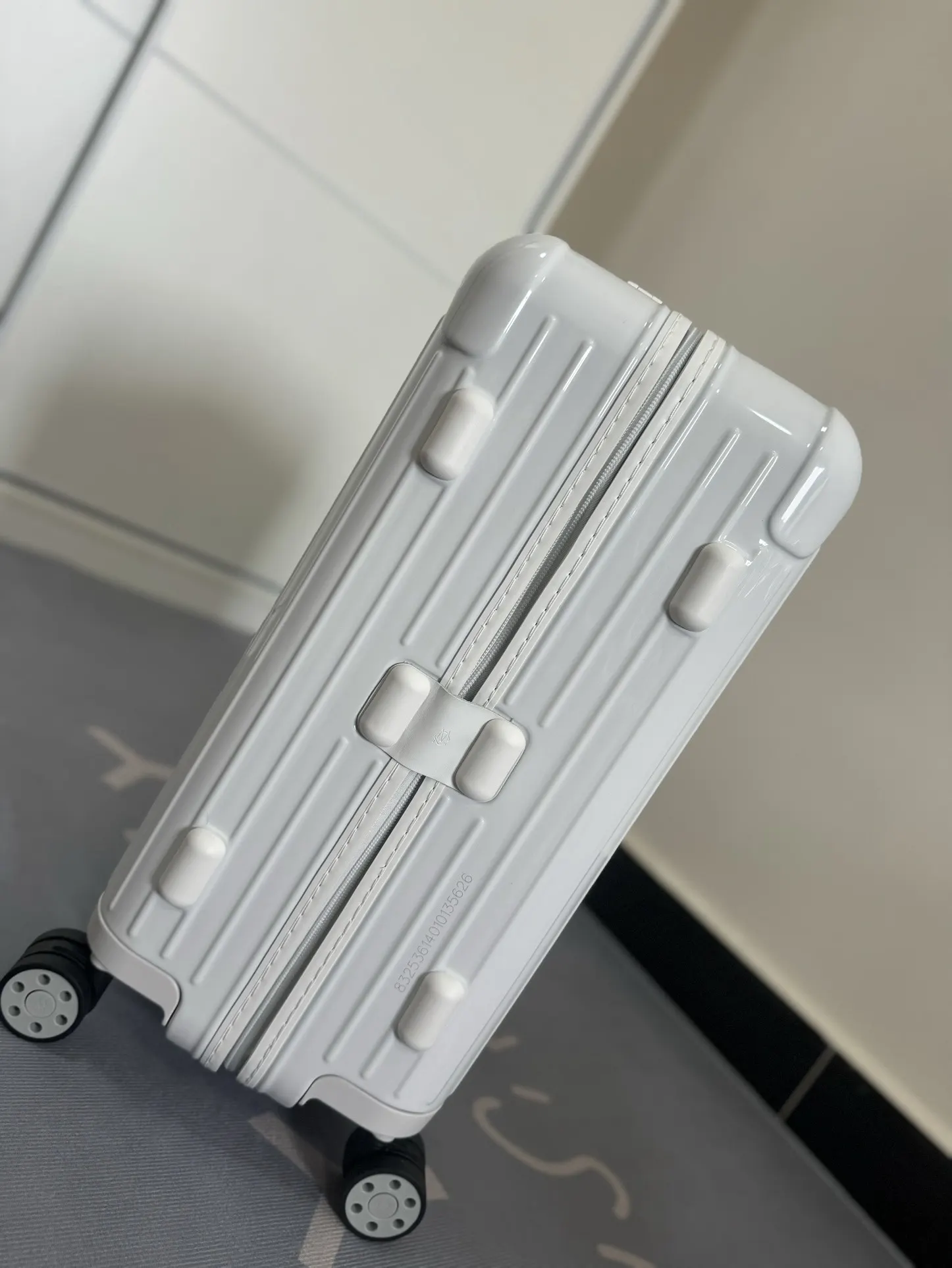 黑色 白色 新色Essential系列 白色 尺寸 行李箱 旅行拉杆款 輕便出行款