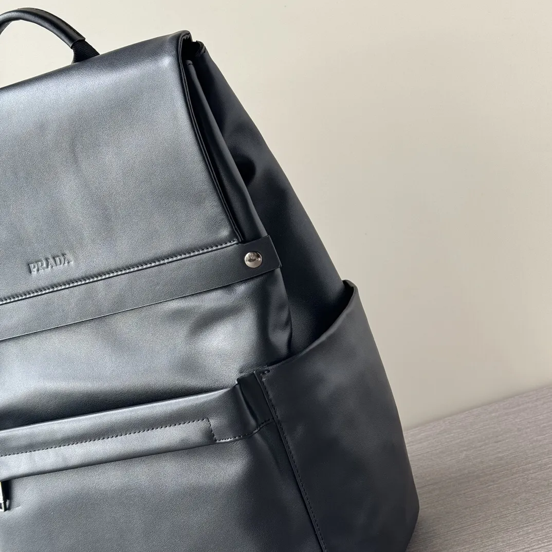 PRADA 黑色 牛皮 Logo 双肩背包 轻便实用款