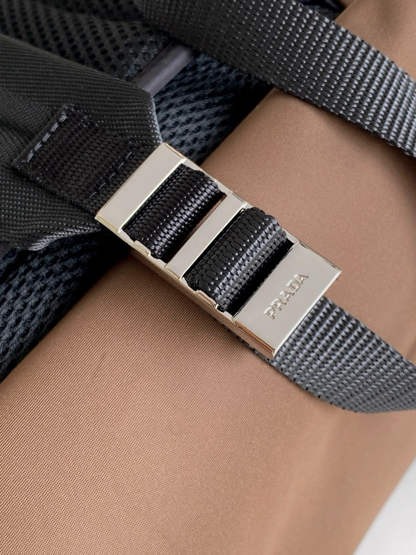 PRADA 2VZ048 Re-Nylon尼龙 Saffiano十字纹牛皮 双肩背包 轻便实用款