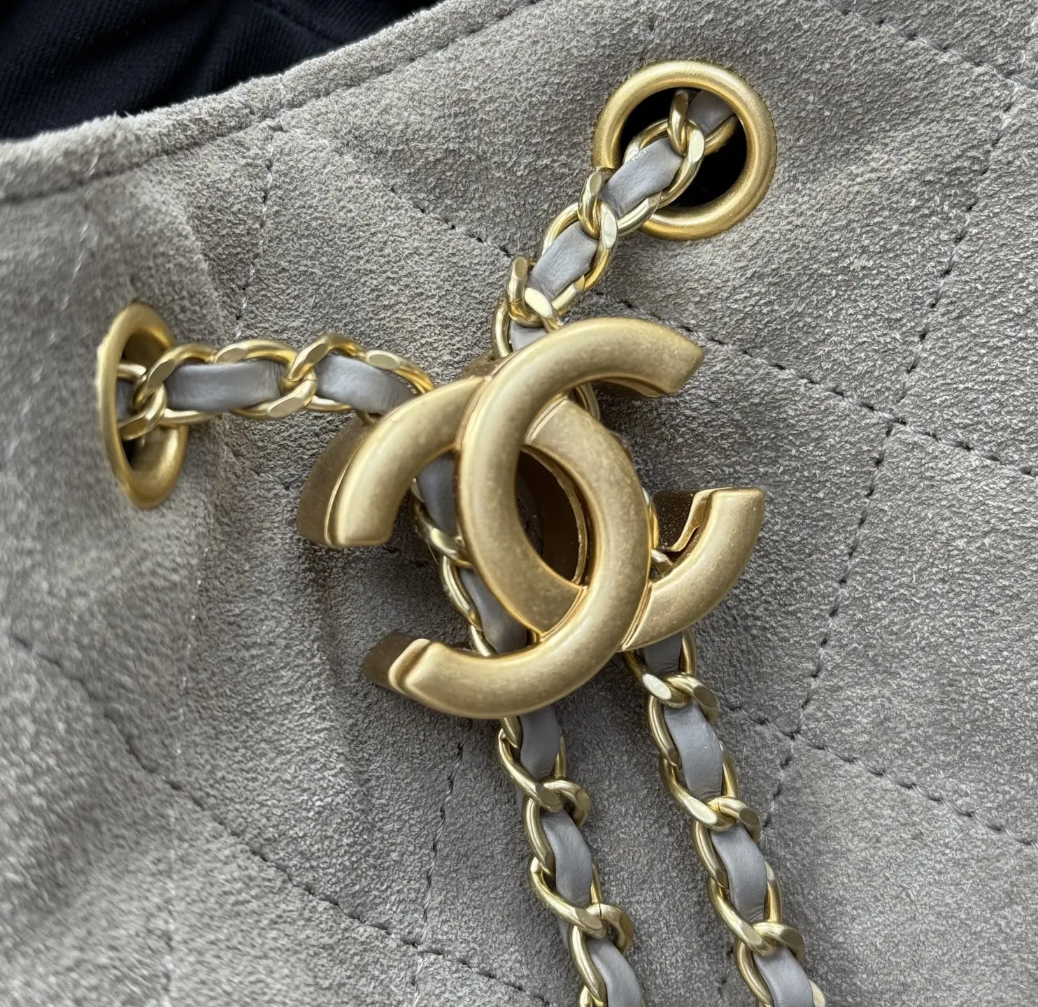 CHANEL 麂皮链条水桶包