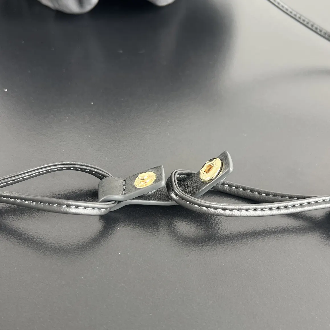 Bottega Veneta 麂皮 腋下包 复古腋下背款