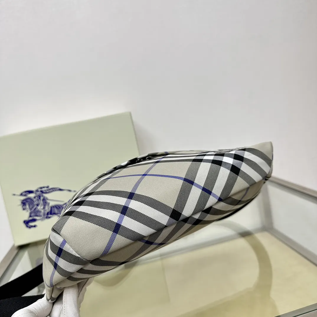 搭 字型拉链头 设有可调式肩背带 可缔造斜背造 腰包 休闲腰包款
