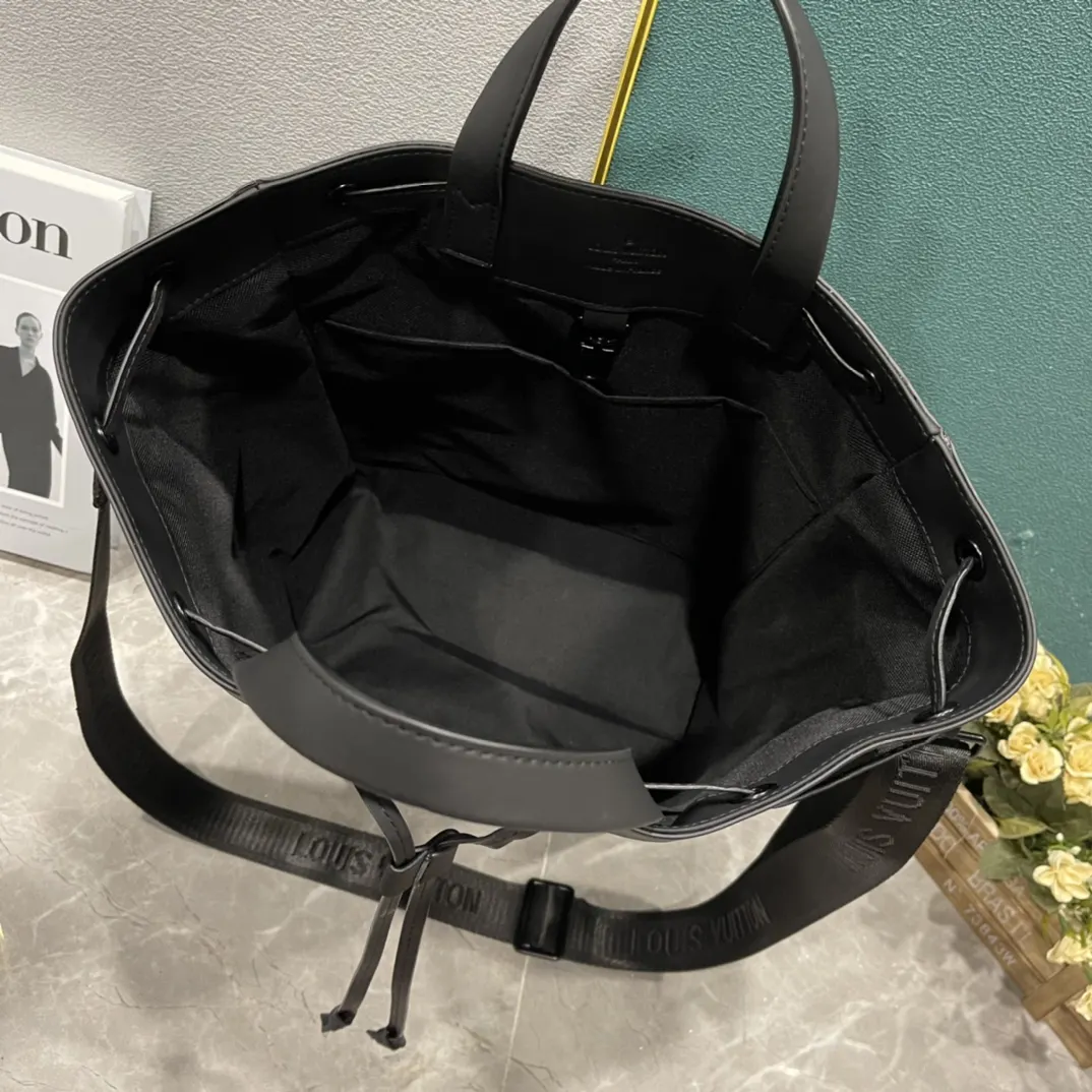 Louis Vuitton 竖形托特包