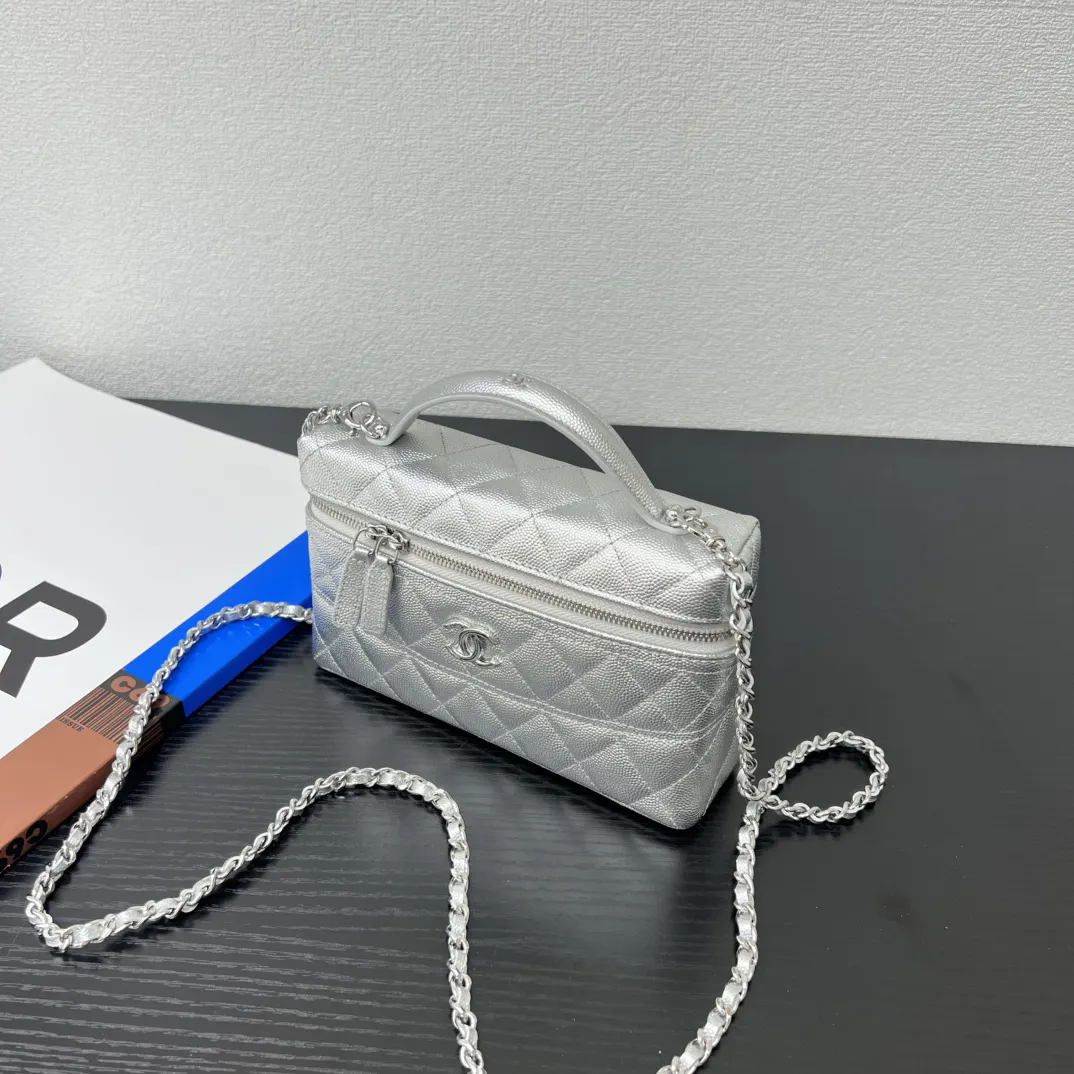 Chanel 黑色鱼子酱牛皮翻盖链条包 单肩斜挎