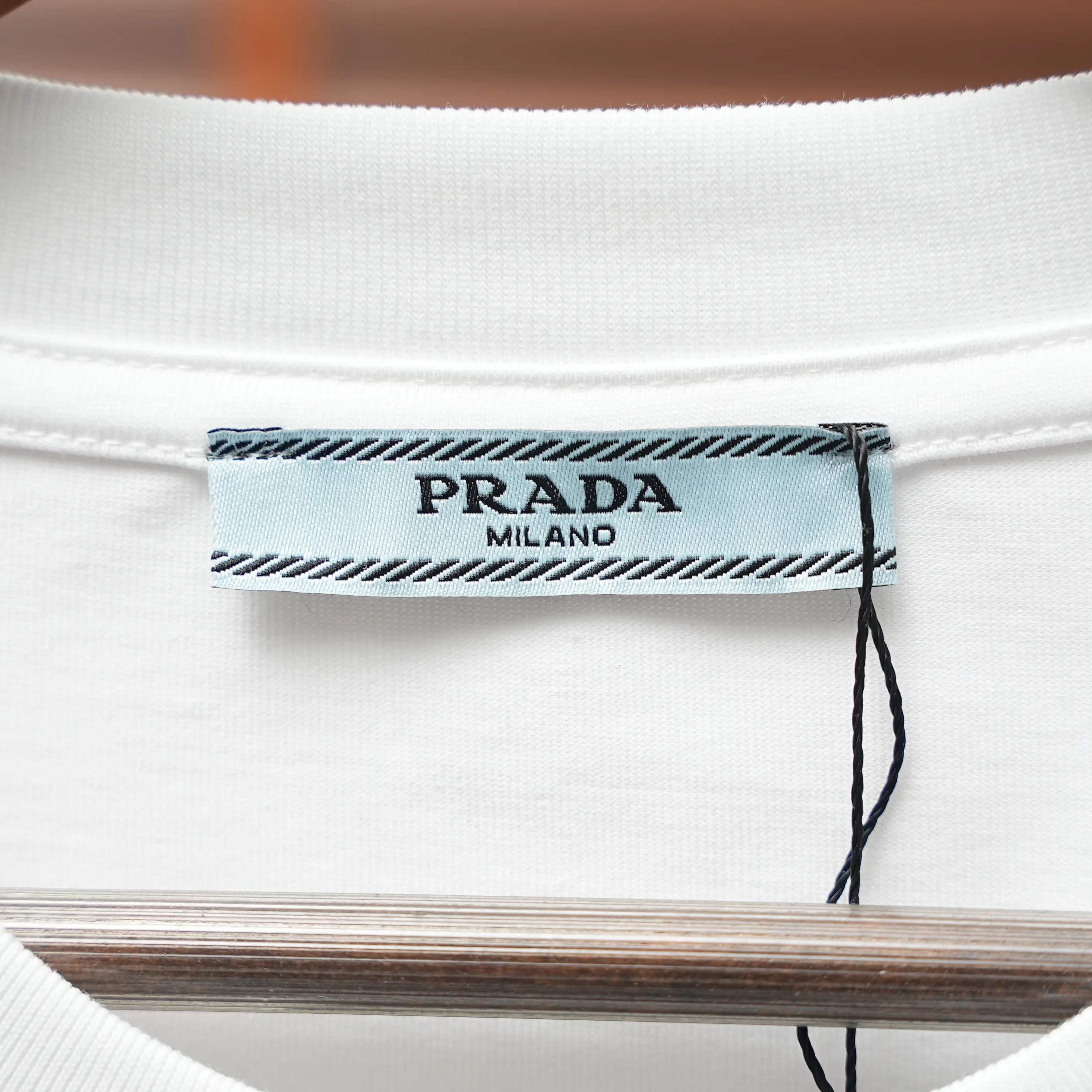 Prada 黑色/白色 三角標 T恤