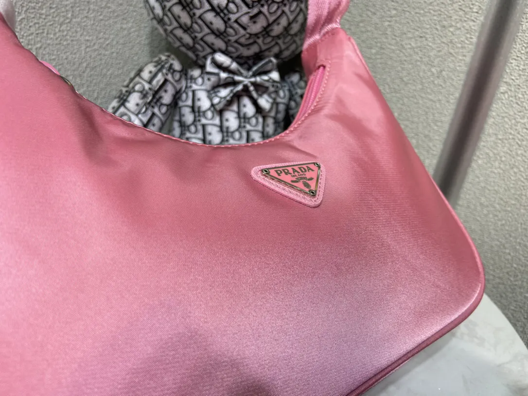 Hobo 目前是明星们最火爆一款包包 难道你不心动吗 女士 腋下包 复古腋下背款