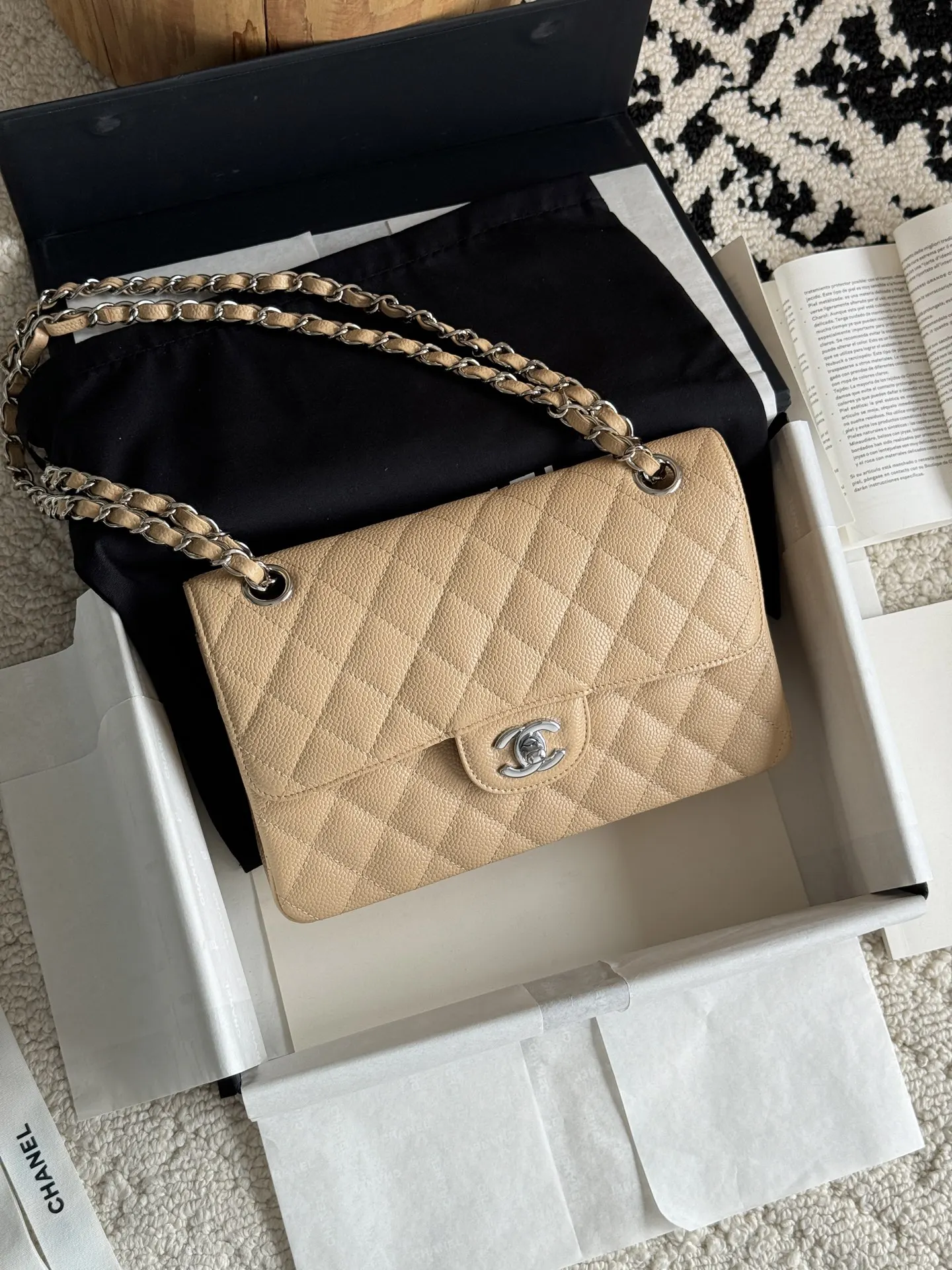 Chanel 米色荔枝纹牛皮翻盖链条包 金扣