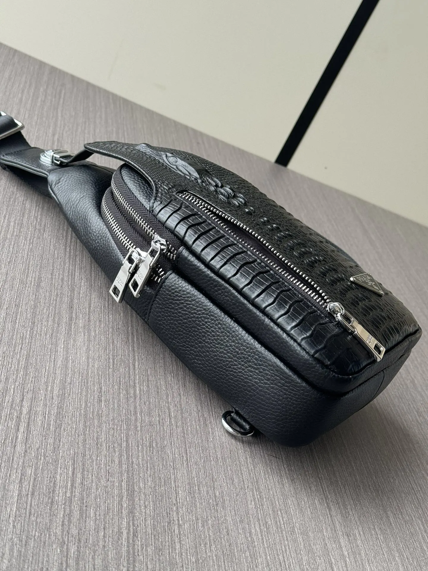 Prada 黑色 鳄鱼皮 牛皮 腰包 轻便实用