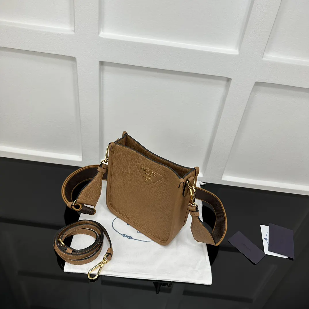 Prada 金色 双肩包