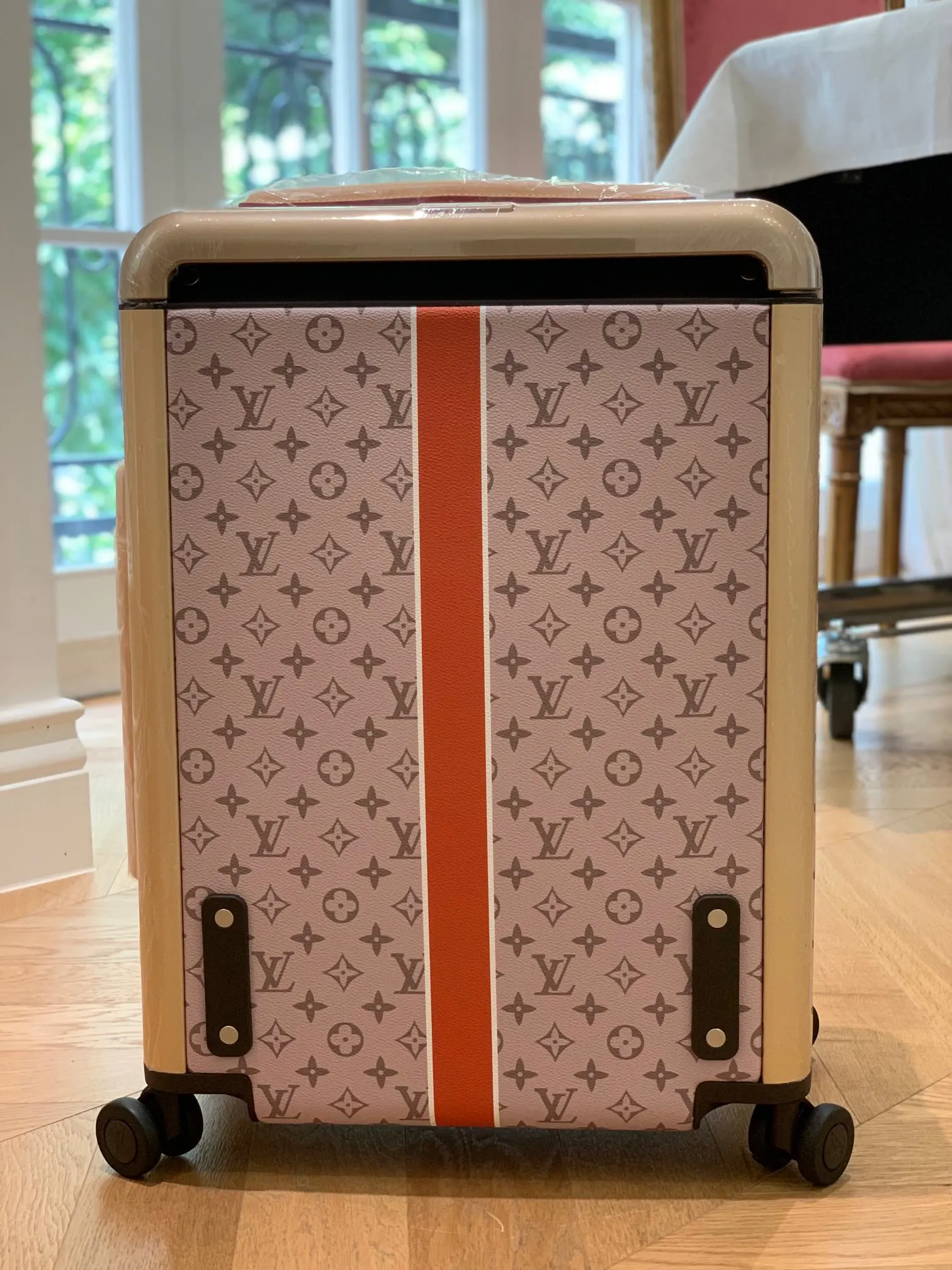 LV 赠送 保护套一个 防尘袋一个 共 只 行李箱 旅行拉杆款 輕便出行款