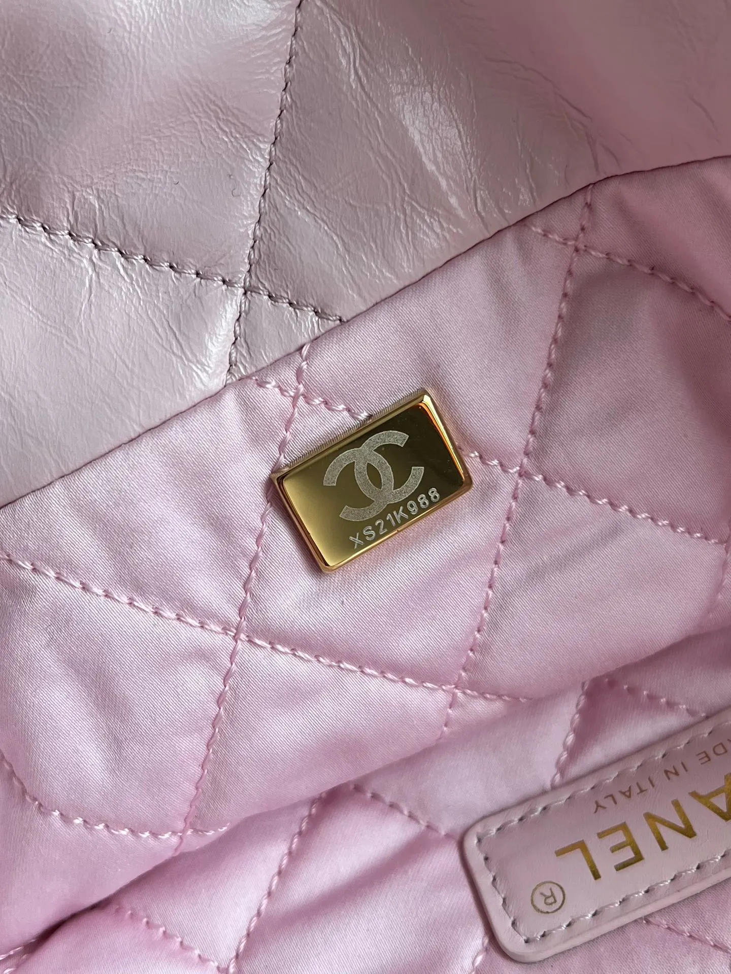 小牛皮 中号垃圾袋 ❒包包設計延续經典菱格绗缝和 手提包 通勤手提款