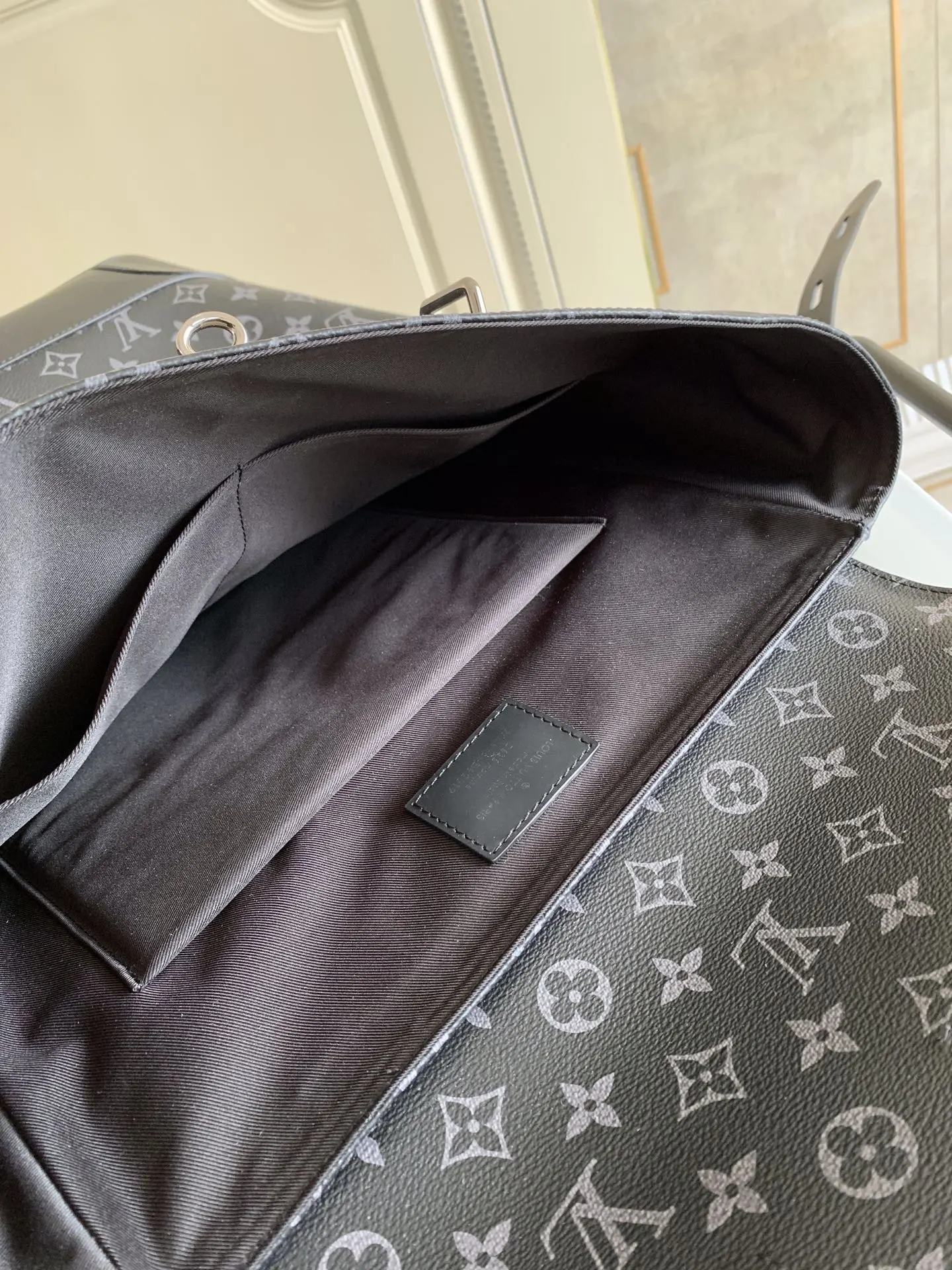 LV 皮革 详细特征 雙肩包 实用雙肩款