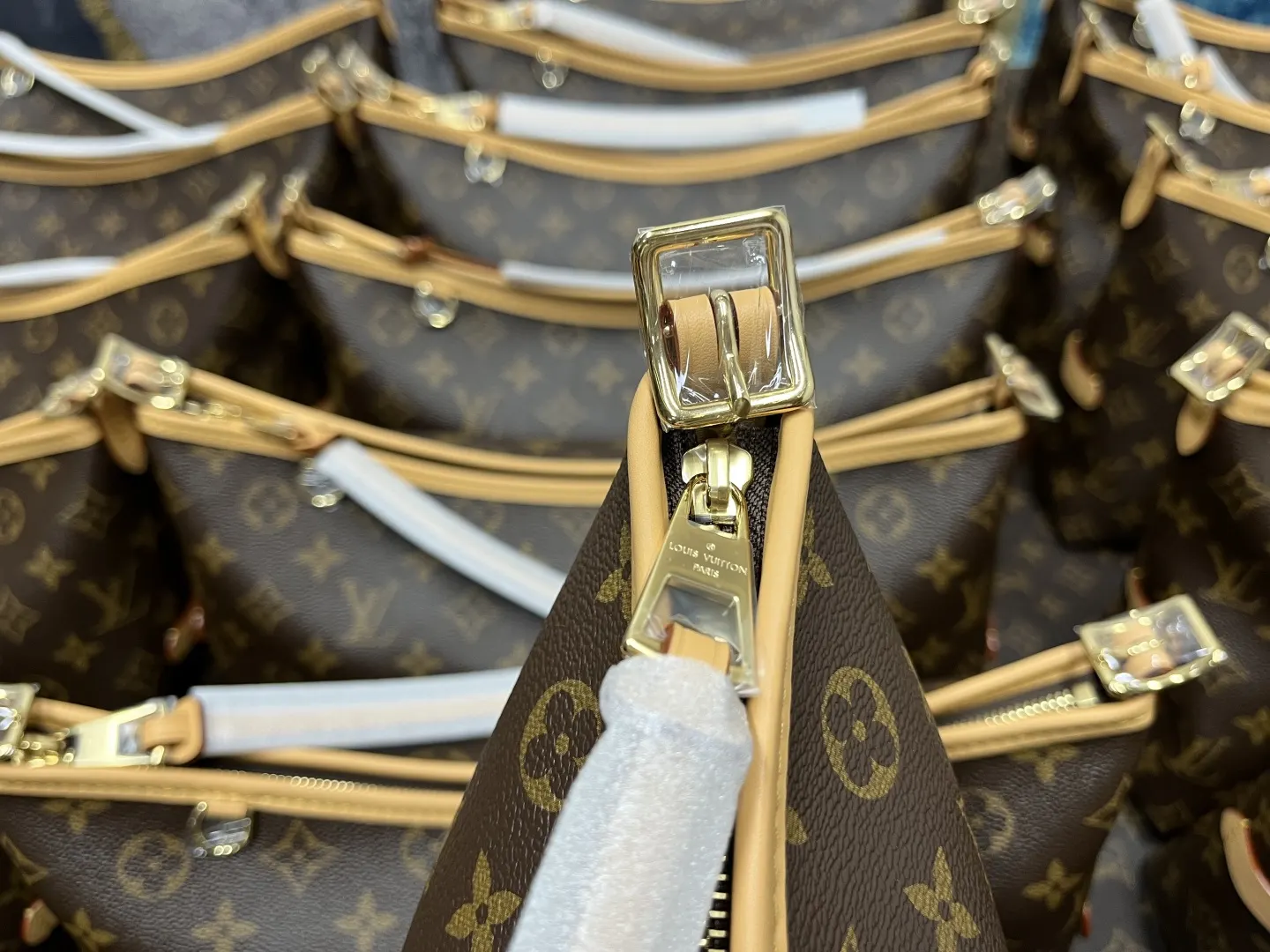 CarryAll EAST WEST 手袋 已到 水桶包 休閒水桶款