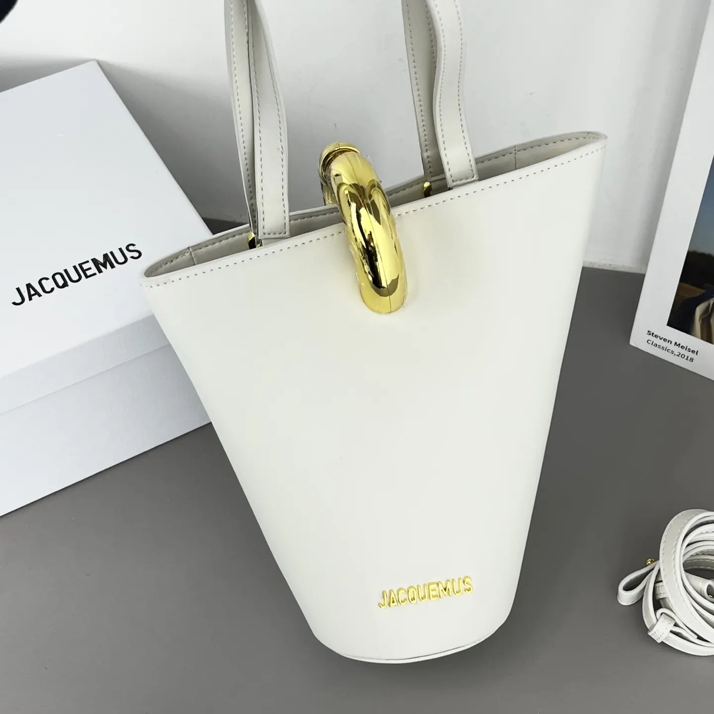 金色 JACQUEMUS 雅克慕斯 水桶包 此次的新 休閒水桶款