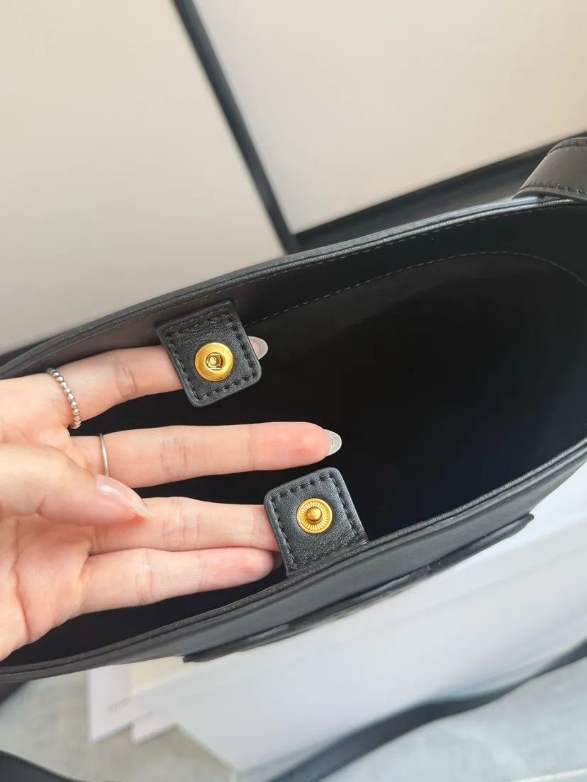 黑色 牛皮 cuir水桶包 黑色 凯旋门浮雕全皮斜挎水桶 低调简 休闲水桶款