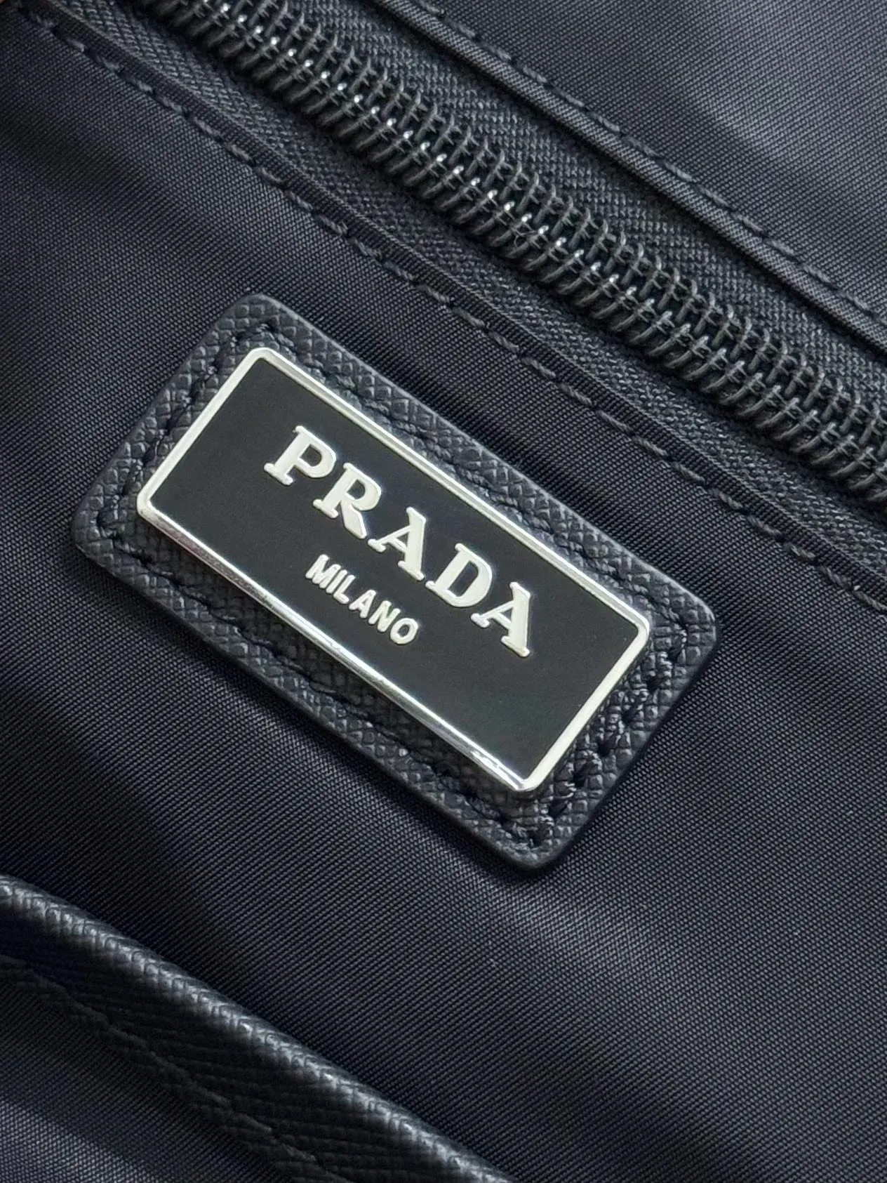 PRADA 2VZ048 Re-Nylon尼龙 Saffiano十字纹牛皮 双肩背包 轻便实用款