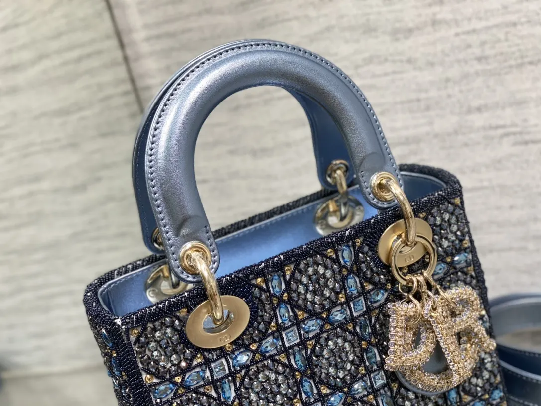 Dior 迷人优雅又气场十足 斜挎手拎也是女人味十足 经典 斜挎包 轻便斜挎款