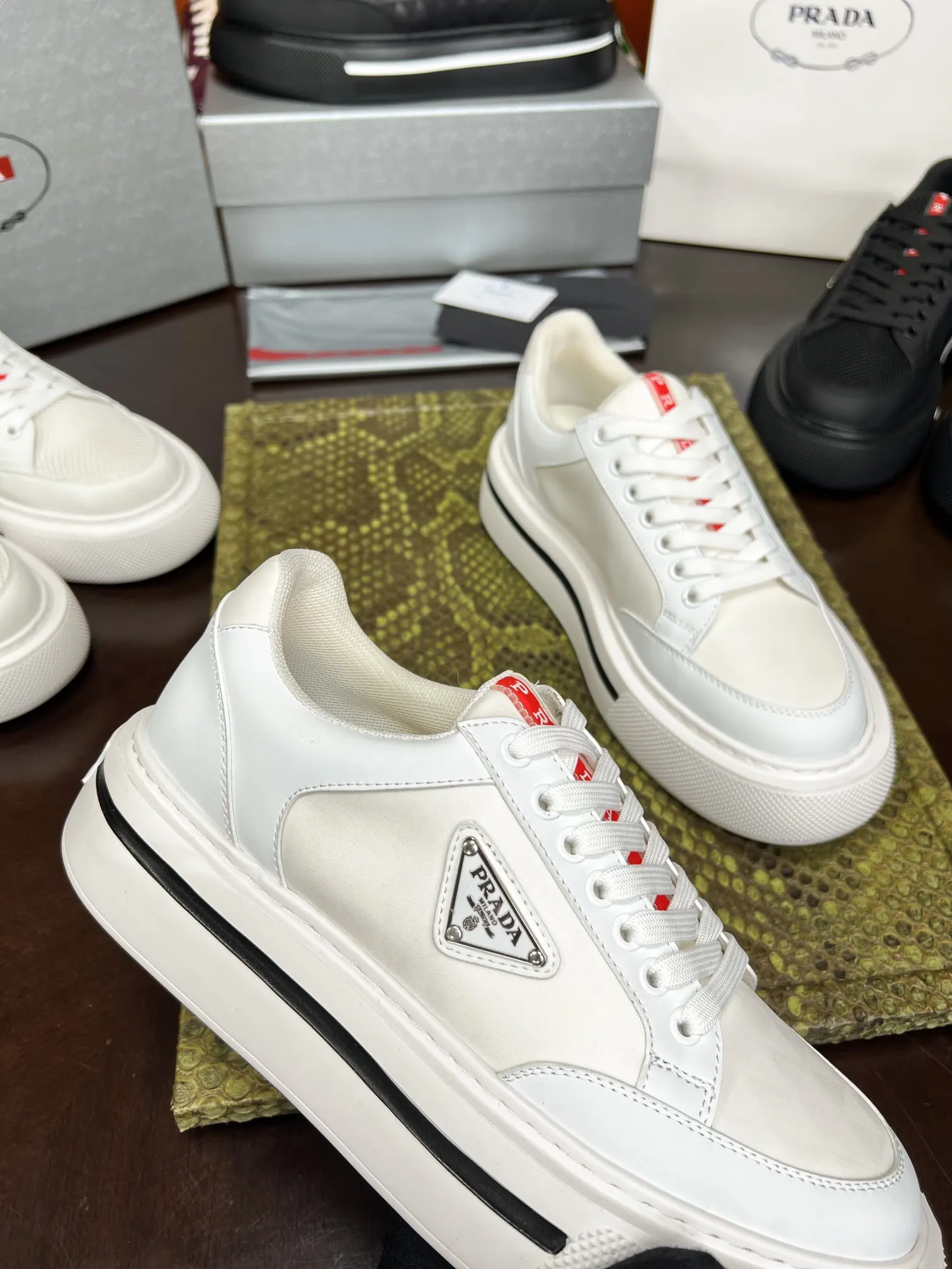 Prada 牛皮 休闲鞋 舒适