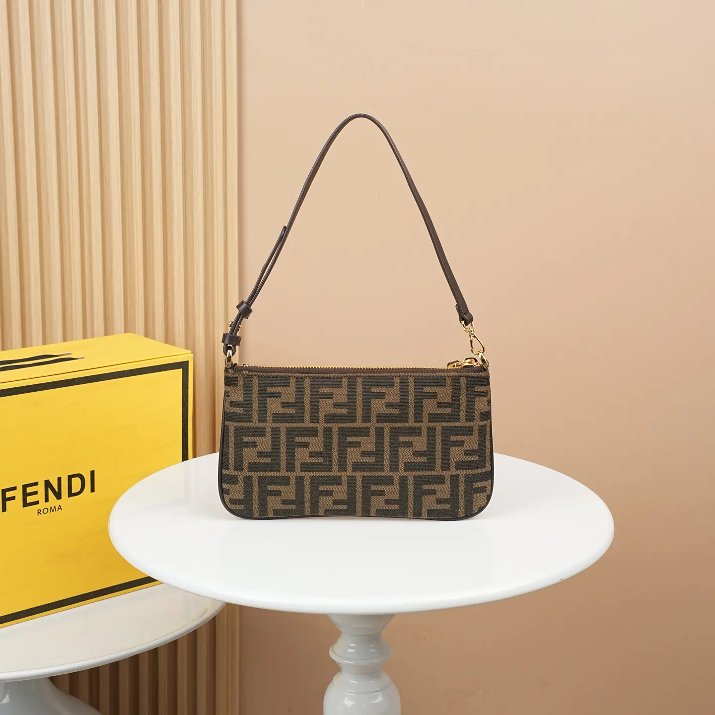 Fendi Baguette 手拿包 看似小巧实则超能装 经 腋下包 復古腋下背款