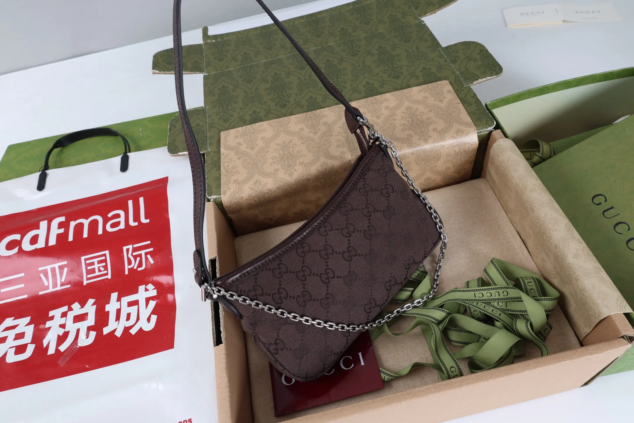 皮革 系列深入探索品牌的典藏元素 将 鏈條包 精致鏈條款