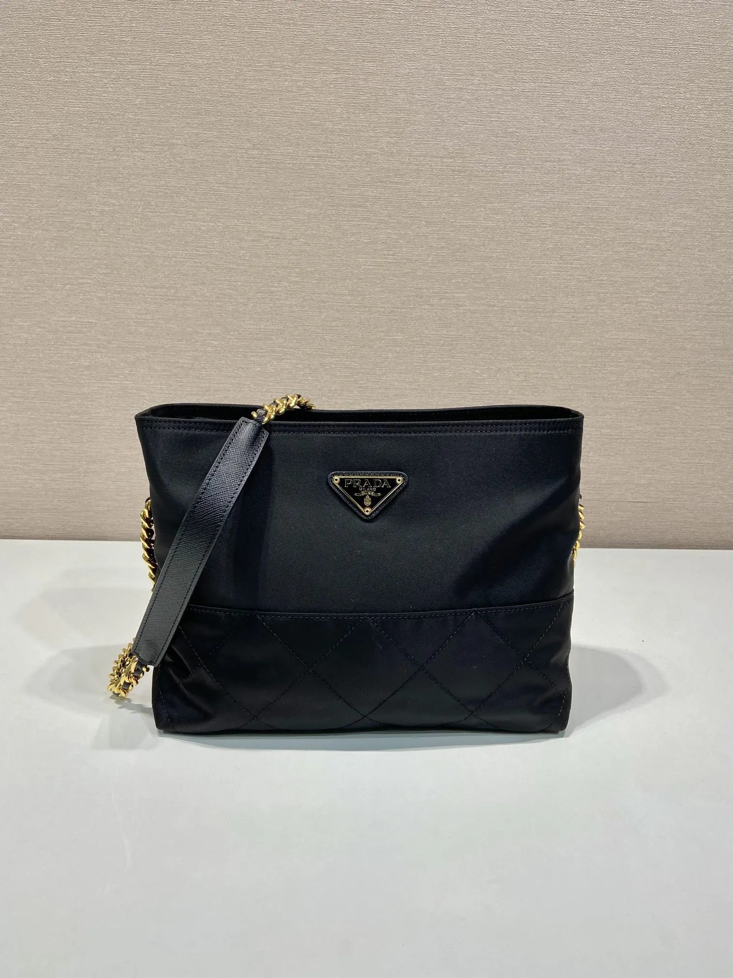 PRADA 1BD645 Re-Nylon尼龙 链条 斜挎包 精致链条款