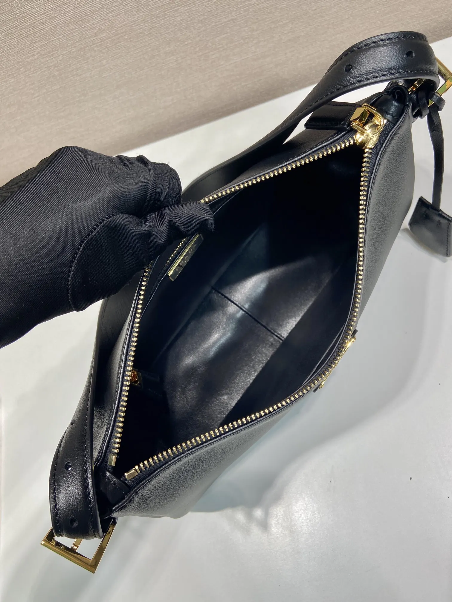PRADA 牛皮 三角标 腋下包 日常通勤款