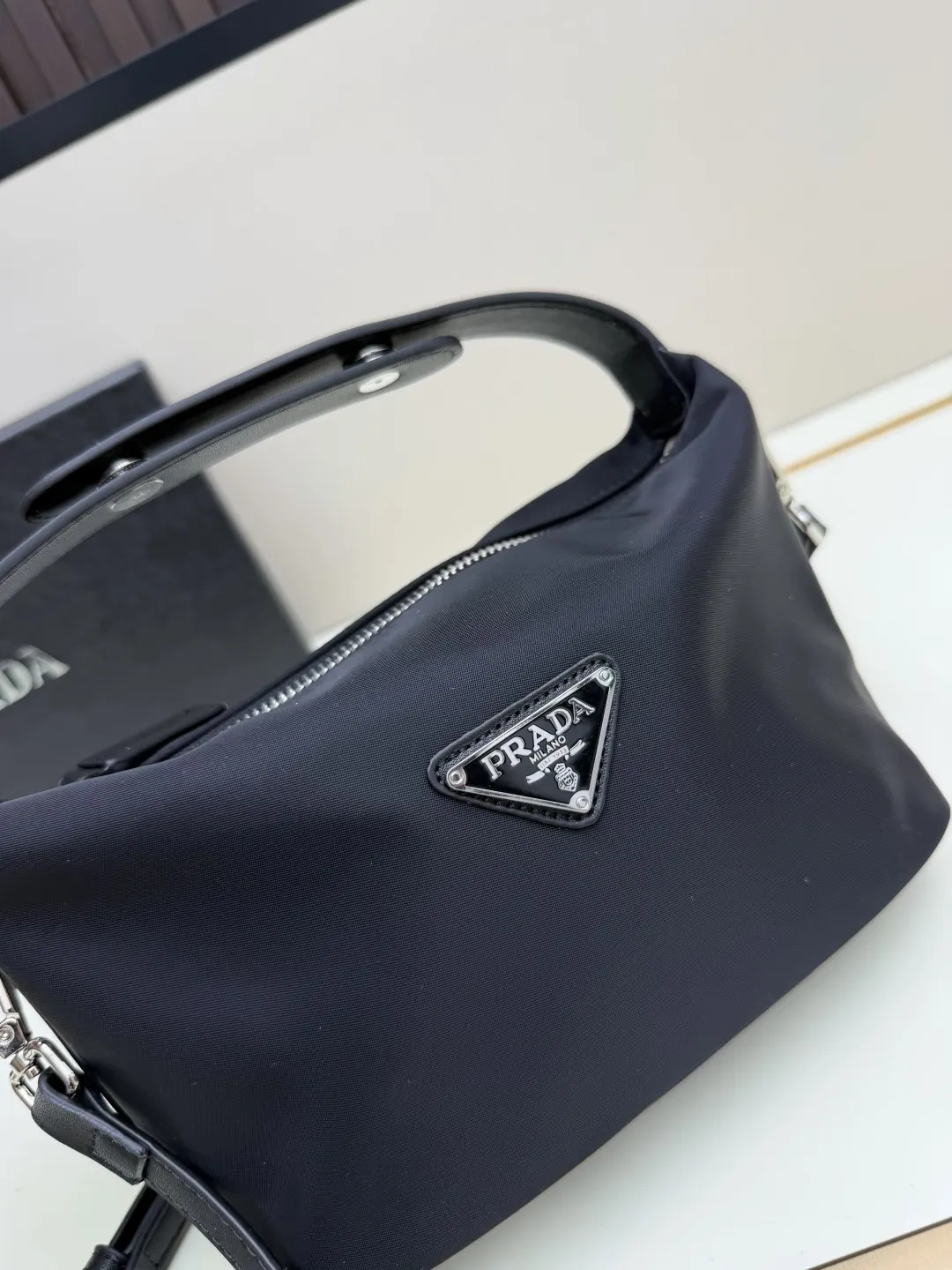 Prada 黑色 皮革 批 三角logo黑色單肩包 采用优质皮 收納包 旅行收納款