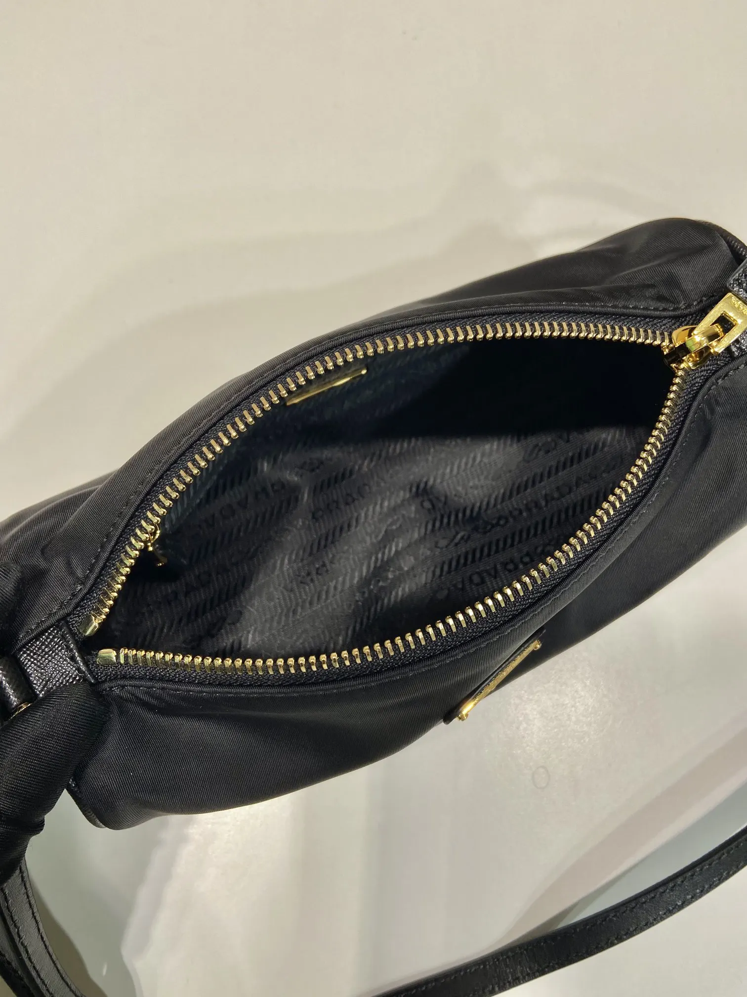 Prada Re-Nylon 1NE058 皮革 三角標 腋下包