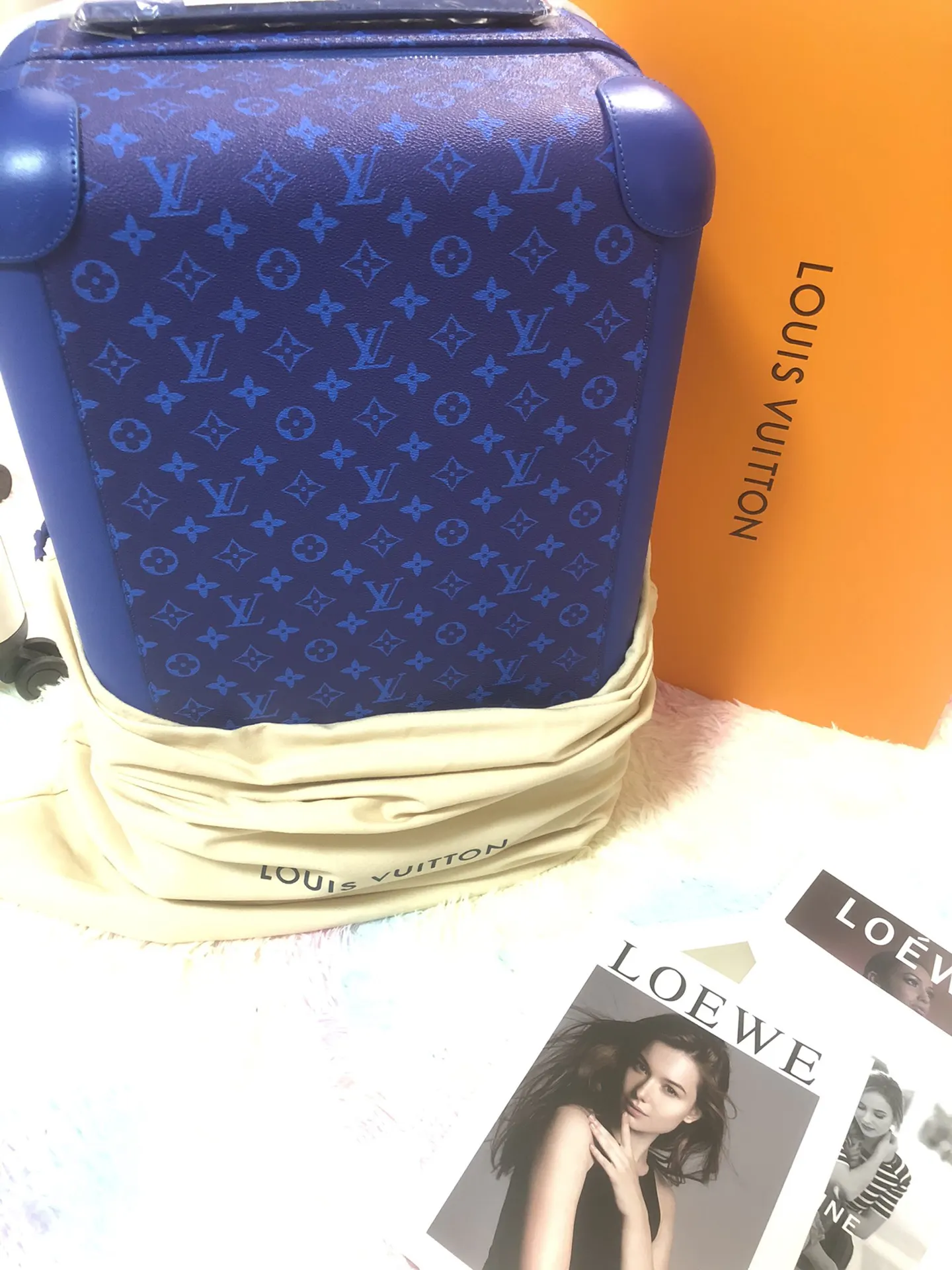 LV 银色 帆布 工业设计行业翘楚 Marc Newson 为 行李箱 旅行拉杆款 轻便出行款